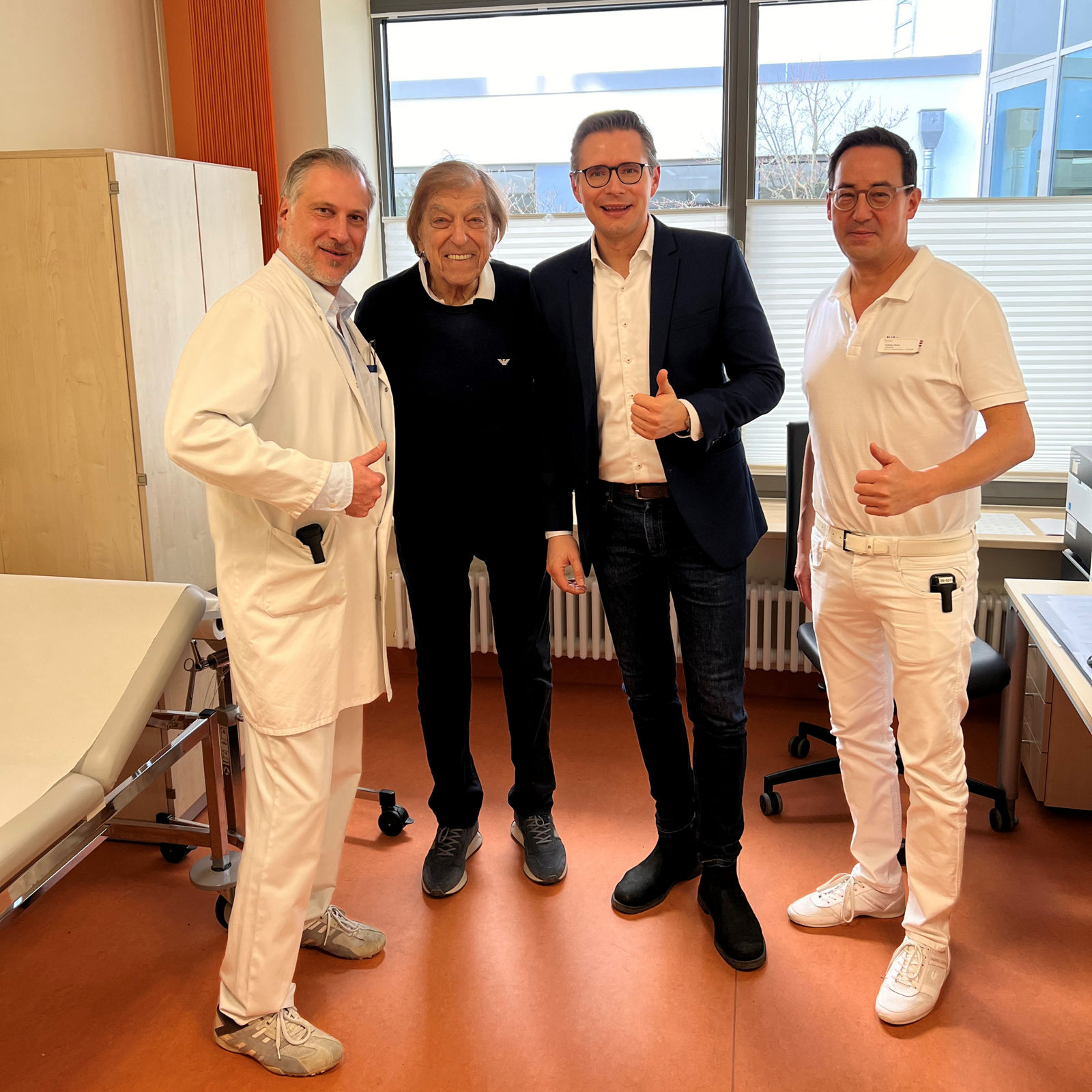 „Besser als bei Dr. Bob“ – Bata Illic nach erfolgreicher Behandlung in Helios Klinikum München West wieder zu Hause