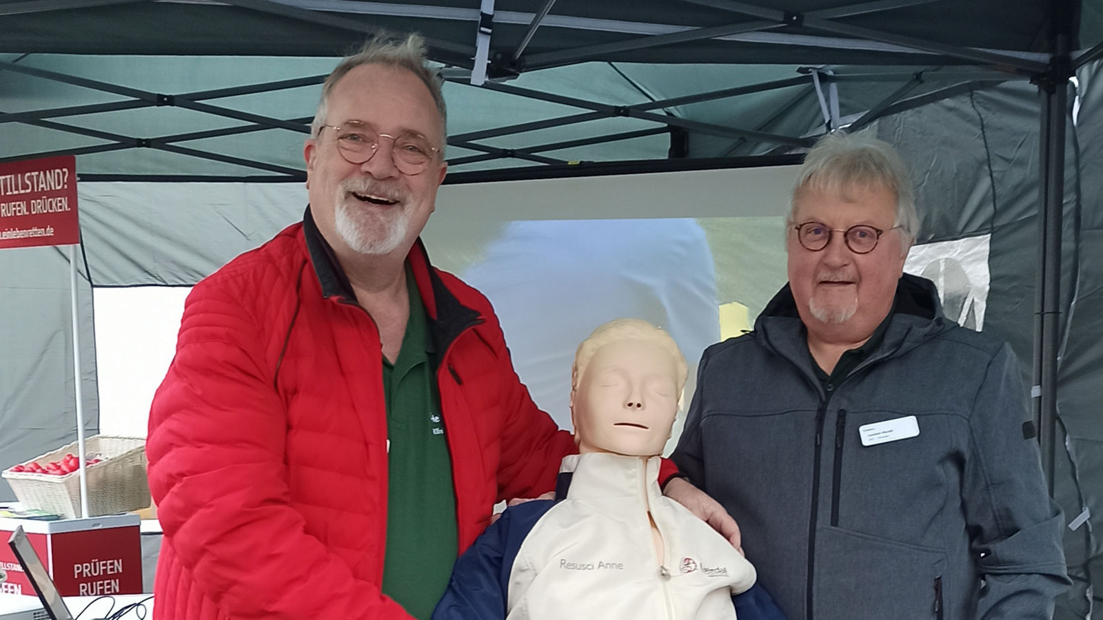 Jeder kann Leben retten - Reanimationstraining auf dem Nienburger Wochenmarkt