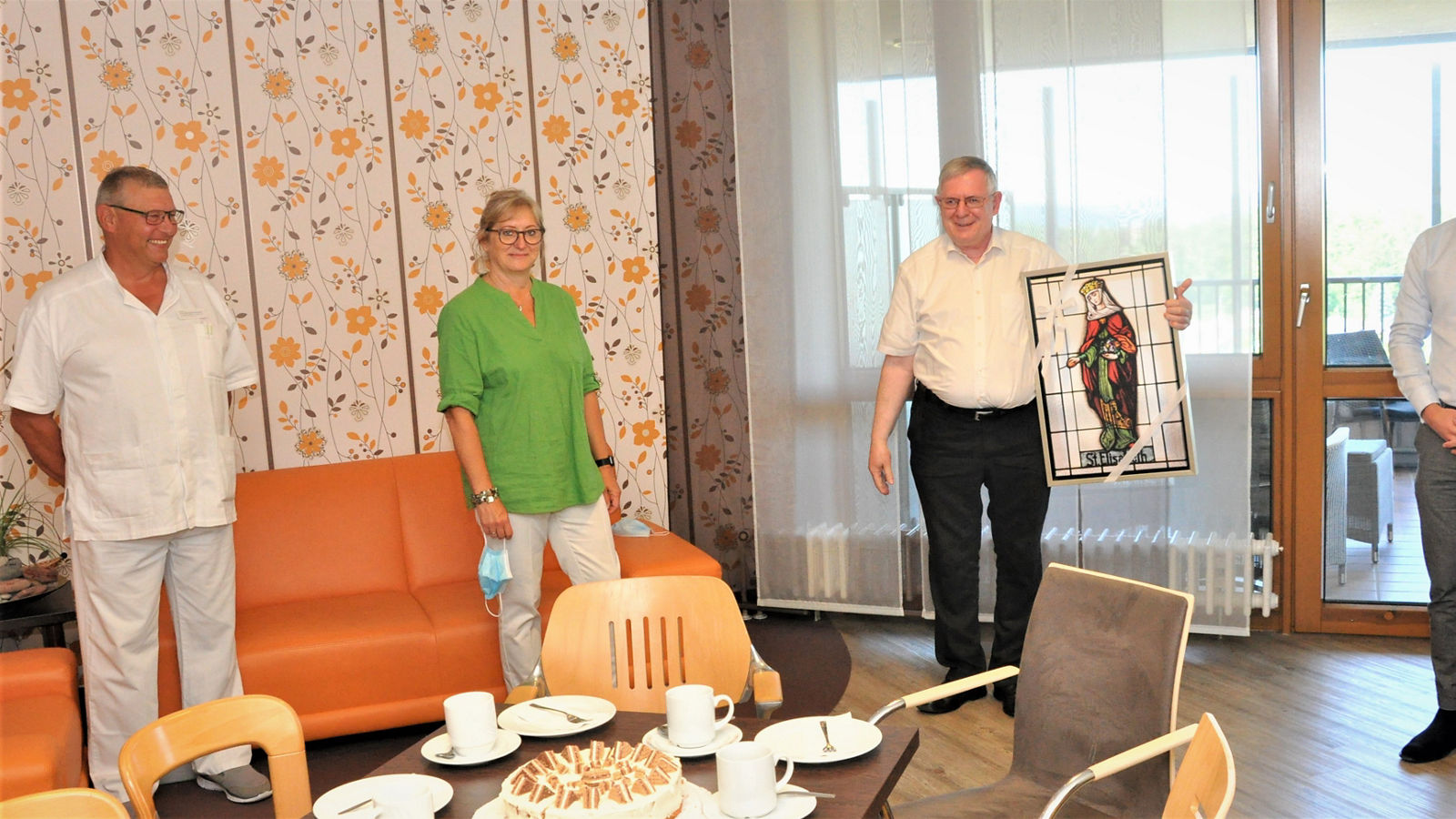 Klinikleitung gratuliert Pater Alois Schmidpeter OMI zum 70. Geburtstag
