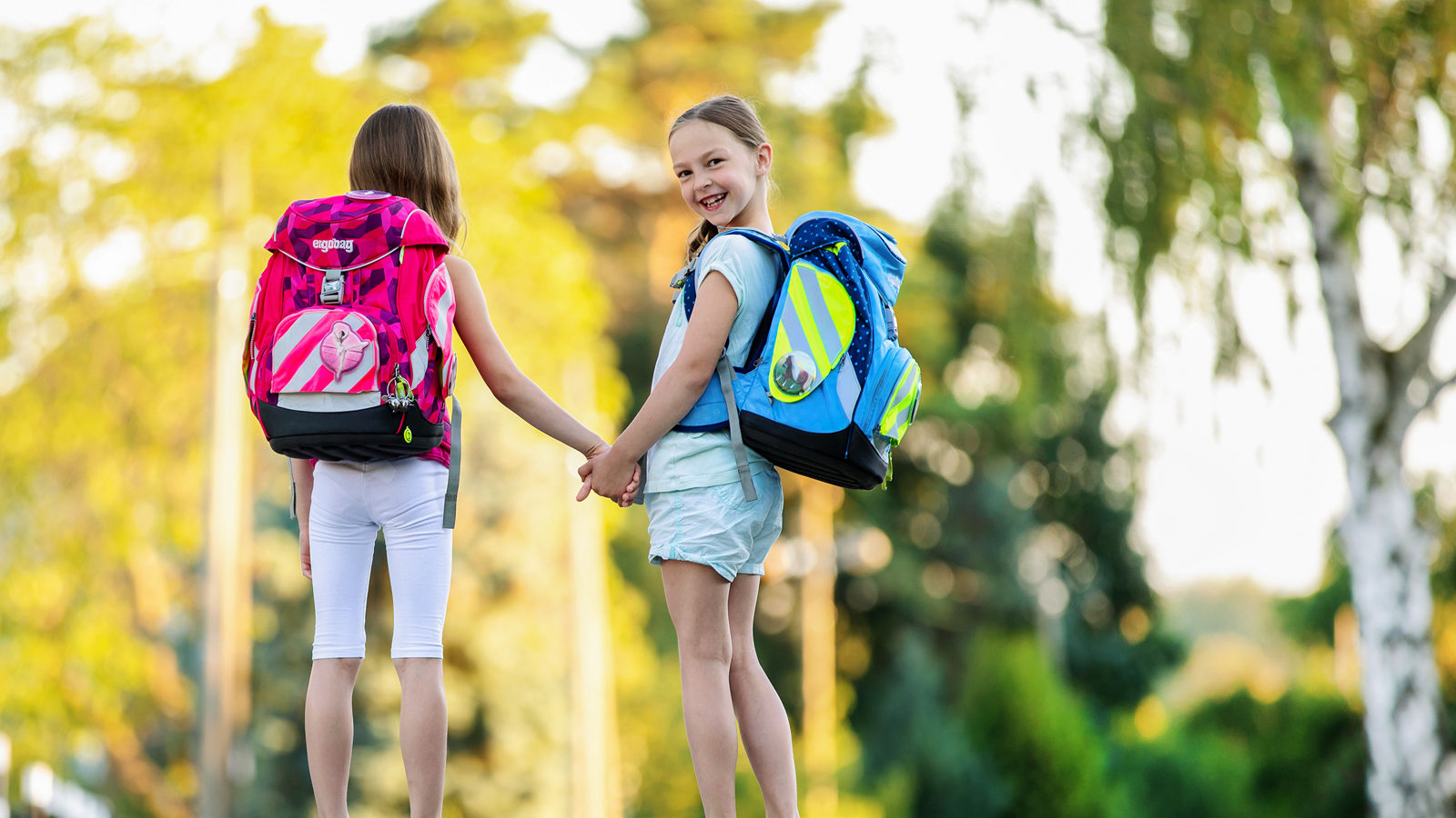 Kinder auf dem Weg zur Schule