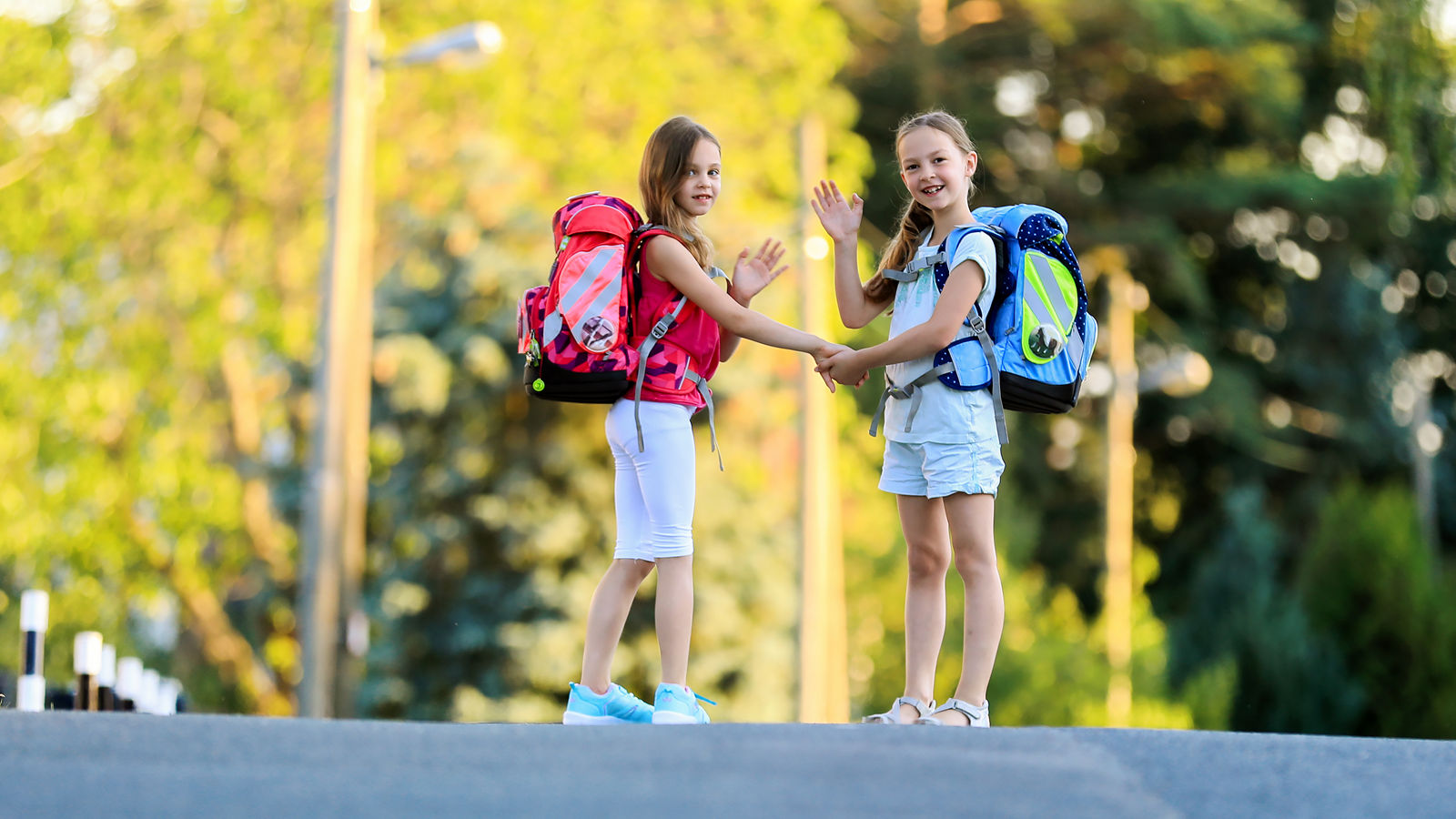 Kinder auf dem Weg zur Schule
