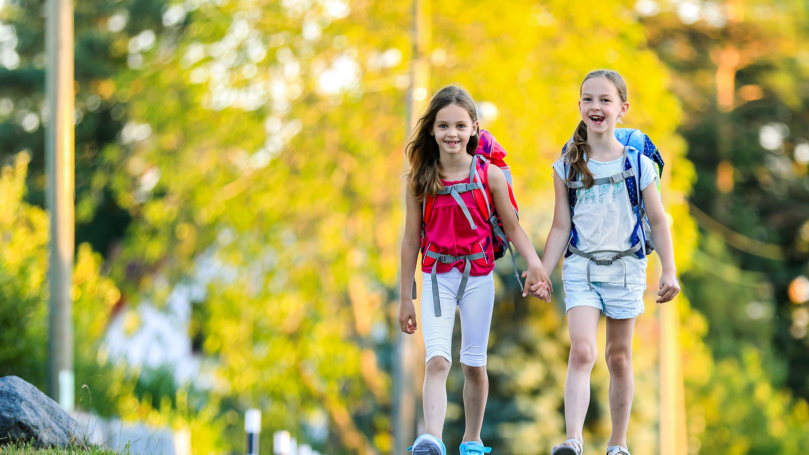 Kinder auf dem Weg zur Schule