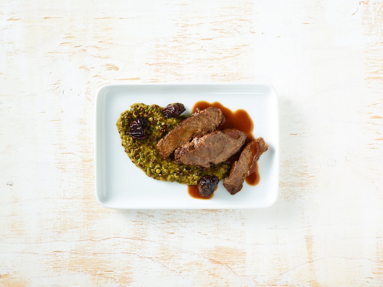 Gericht aus der Sterneküche auf einem Teller angerichtet: Geschmorte Ochsenbäckchen