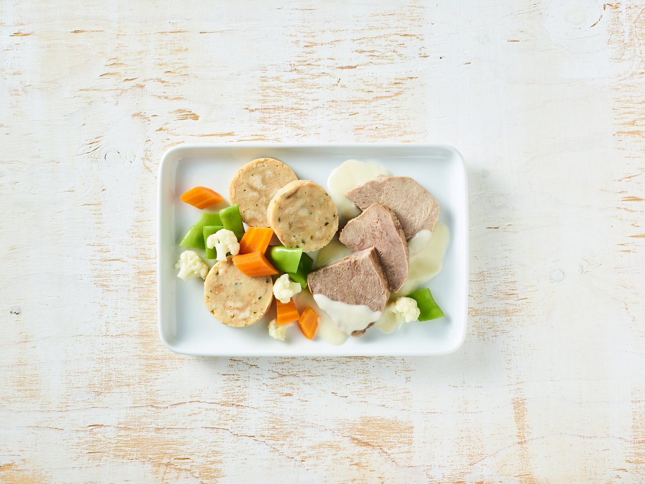 Gericht aus der Sterneküche auf einem Teller angerichtet: Gesottene Kalbsschulter