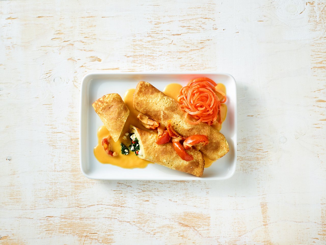 Gericht aus der Sterneküche auf einem Teller angerichtet: Kichererbsen-Pfannkuchen