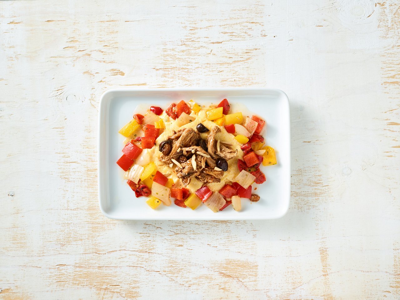 Gericht aus der Sterneküche auf einem Teller angerichtet: Pulled Pork