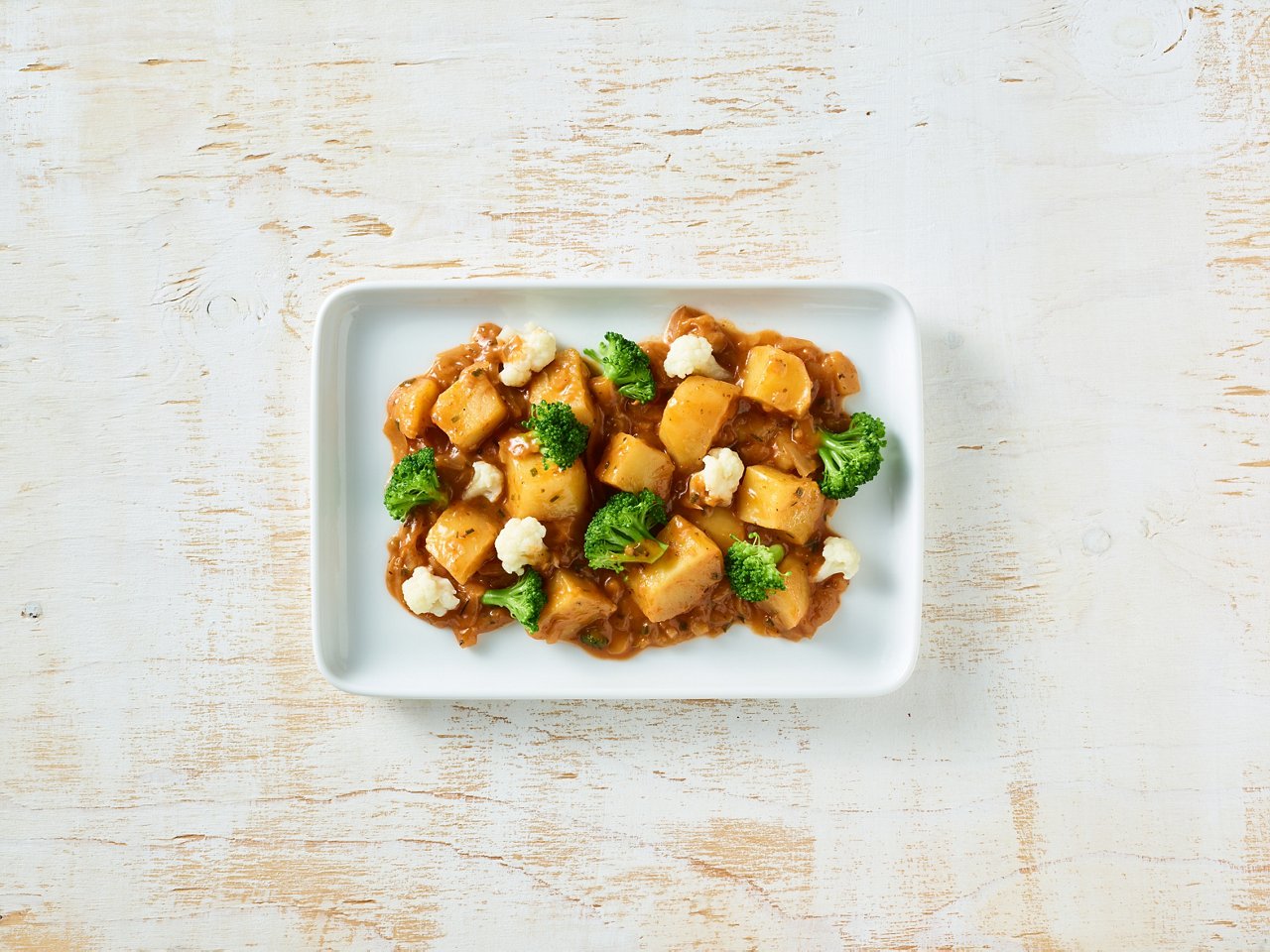 Gericht aus der Sterneküche auf einem Teller angerichtet: Vegetarisches Kartoffelgulasch