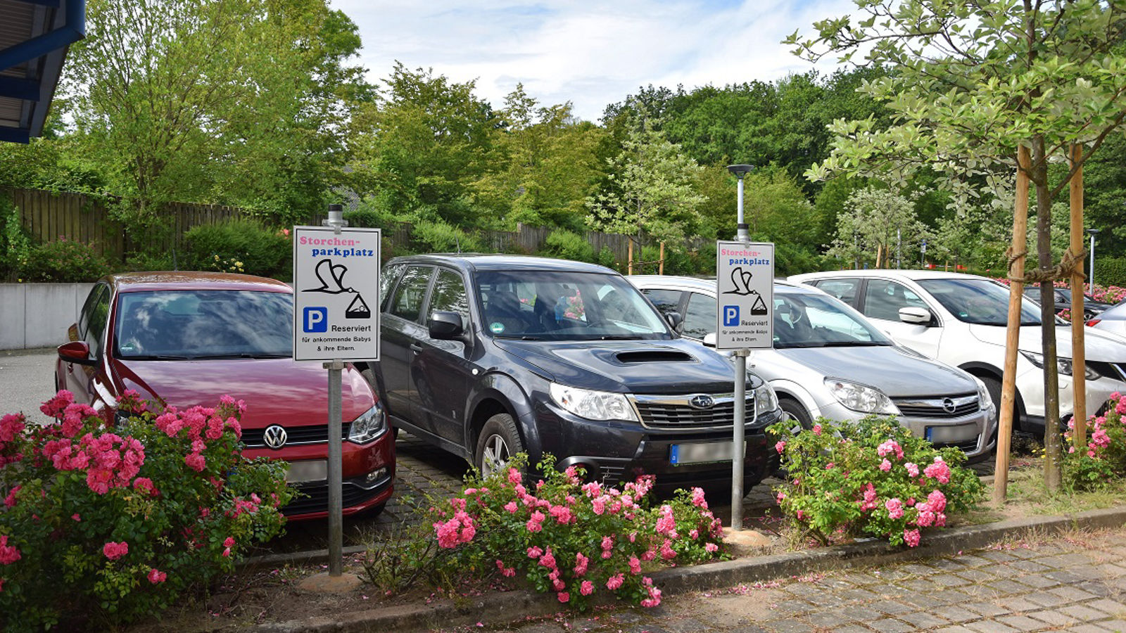 Neue Storchenparkplätze sollen werdenden Eltern den Weg in den Kreißsaal erleichtern
