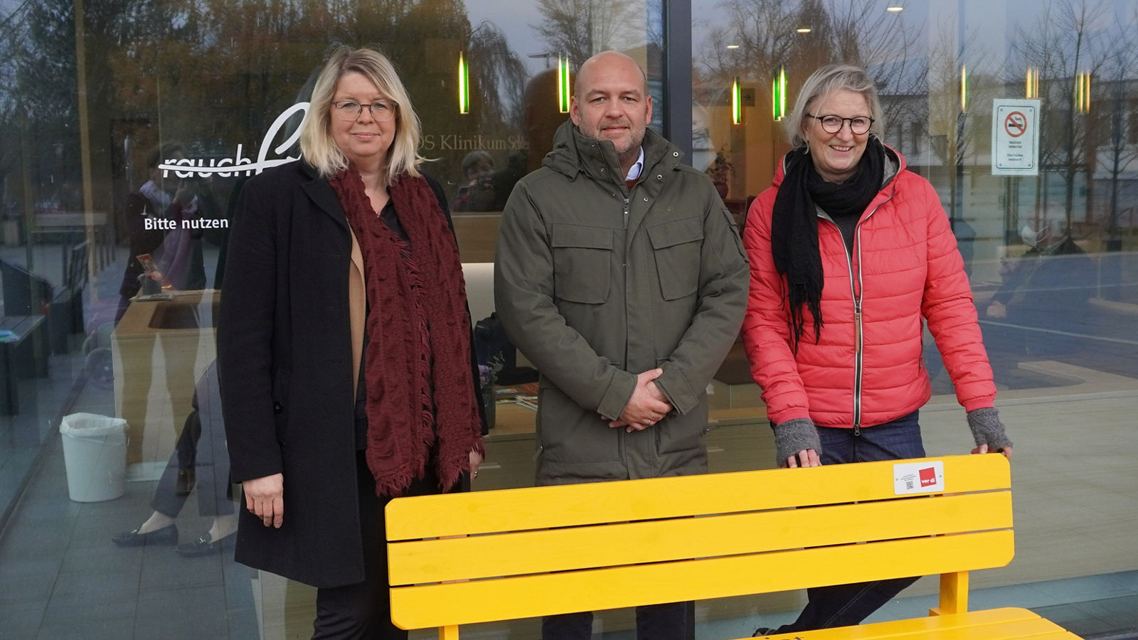 Helios Klinikum Schleswig bekennt Farbe gegen Gewalt an Frauen