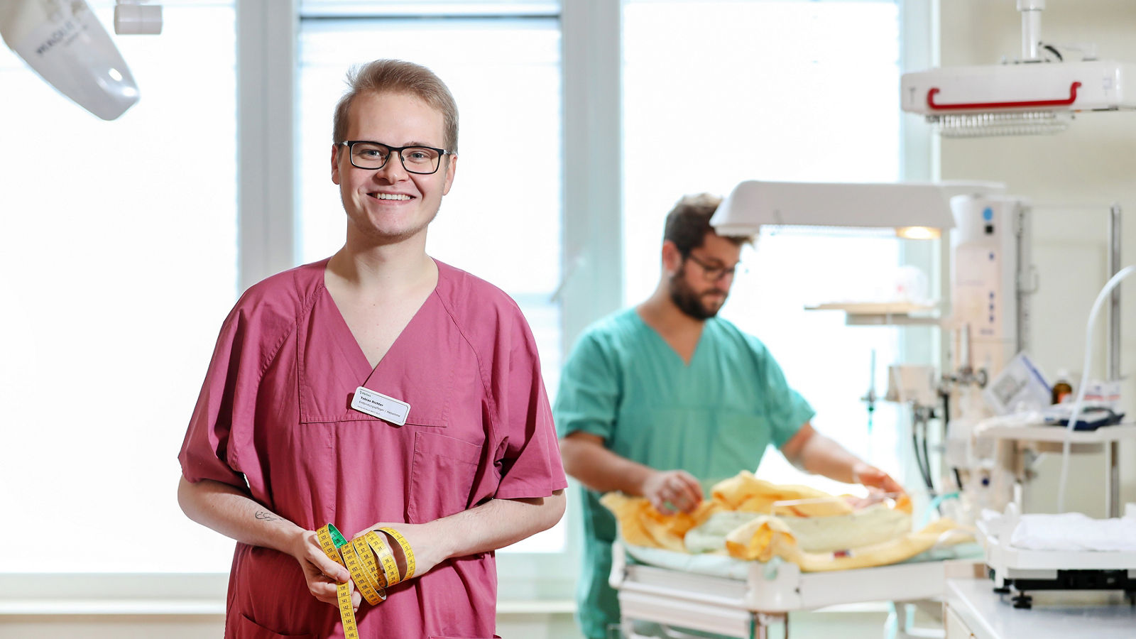 Zum internationalen Hebammentag: Hebamme Tobias Richter wünscht sich mehr Diversität in seinem Berufsfeld 