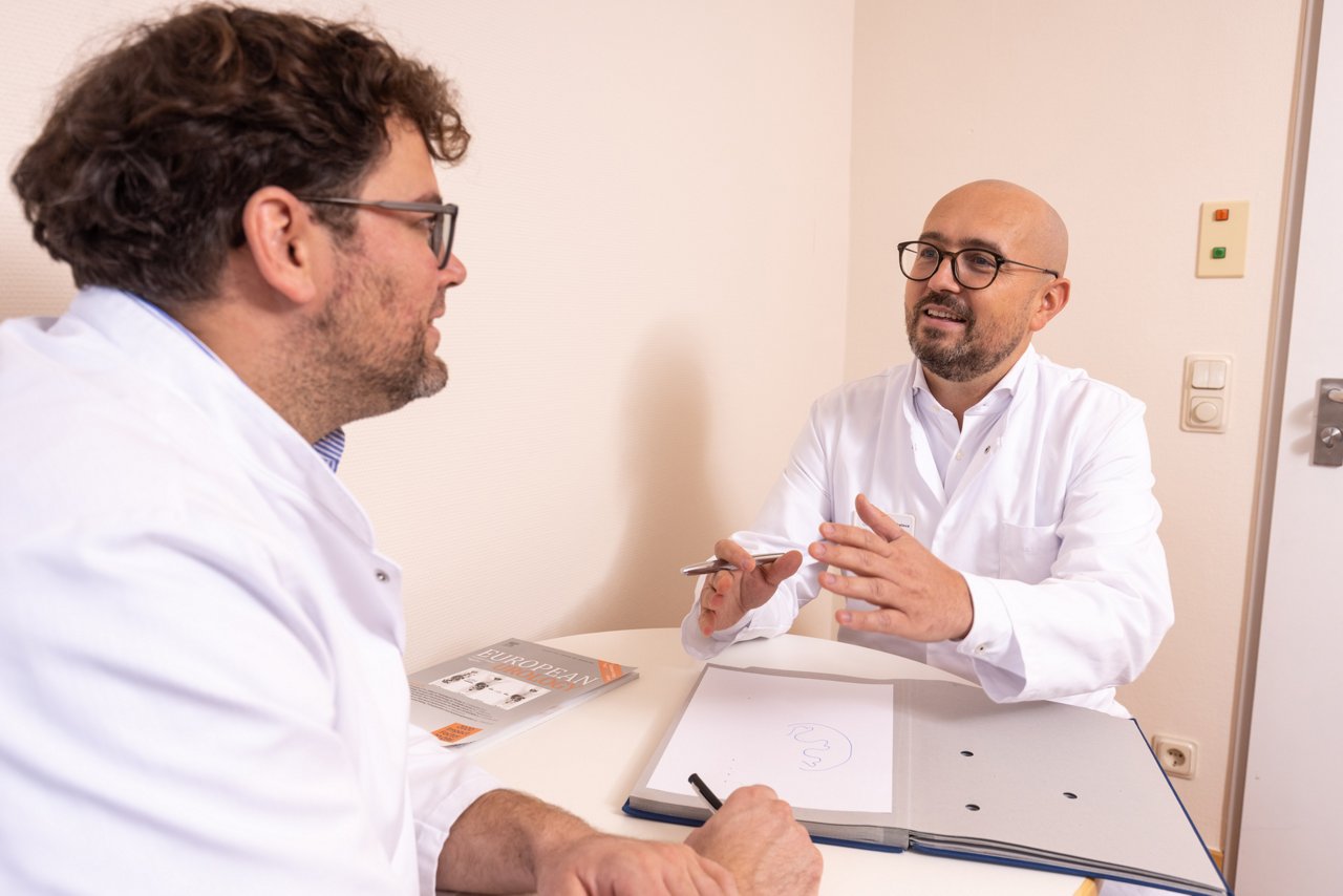 Zwei Ärzte der Urologie besprechen Patientenakte