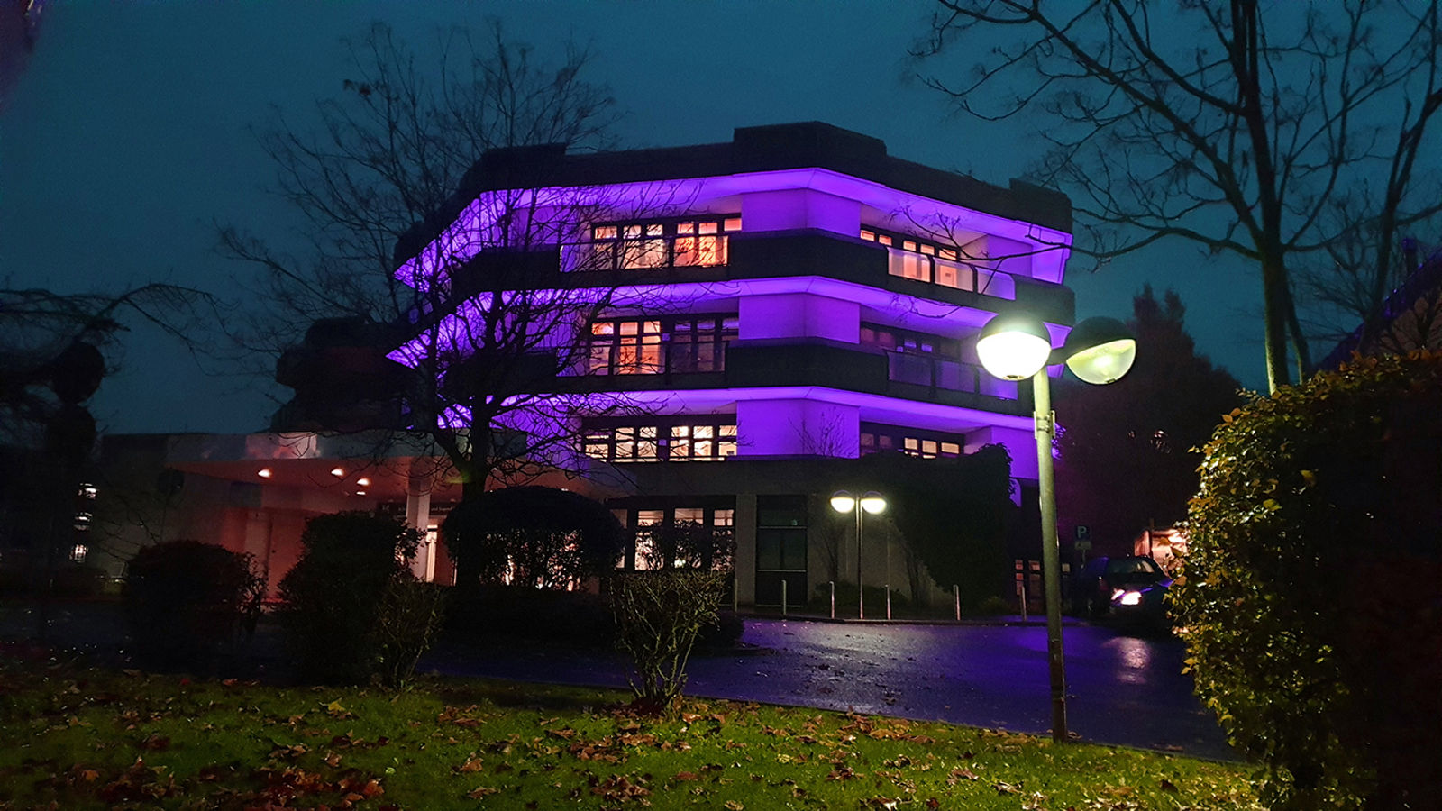 Welt-Frühgeborenen-Tag: Kinderklinik der Helios HSK leuchtet lila