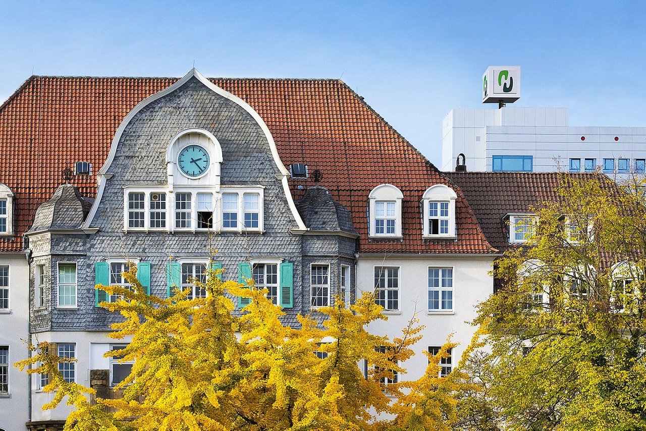 Helios Campus Barmen - Eingangstorbogen und Hochhaus mit Würfel