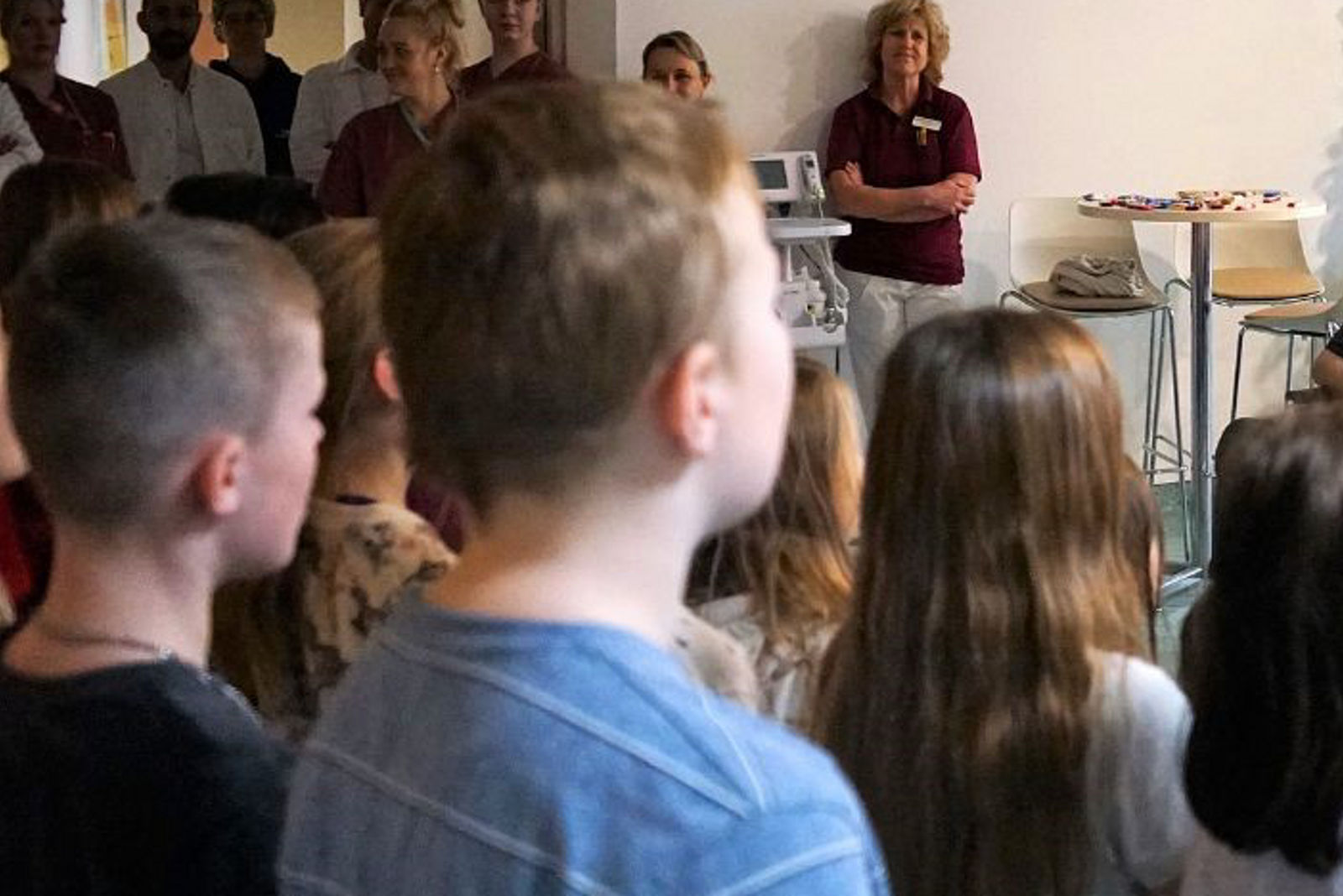 Vorweihnachtliche Klänge in der Helios Klinik Blankenhain: Kinderchor der Grundschule begeistert Patienten und Mitarbeiter