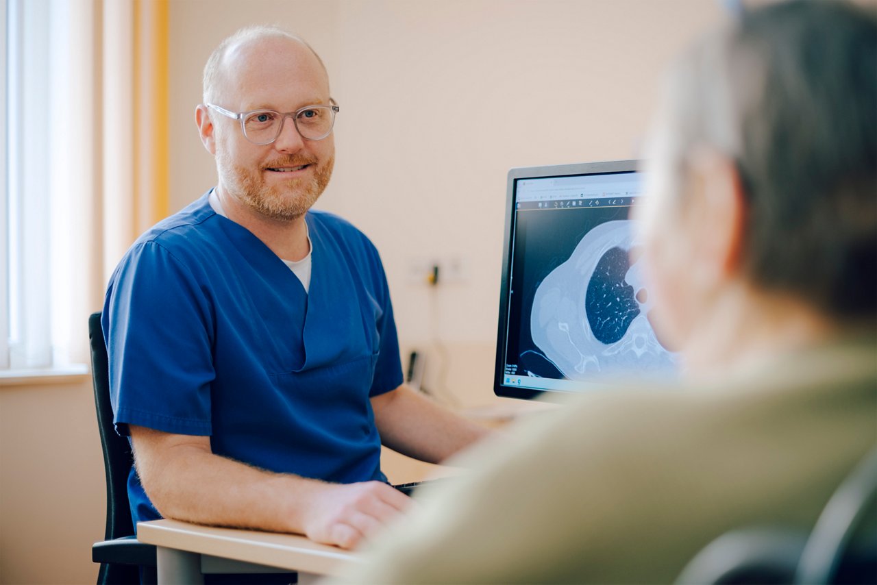 Chefarzt im Patientengespräch