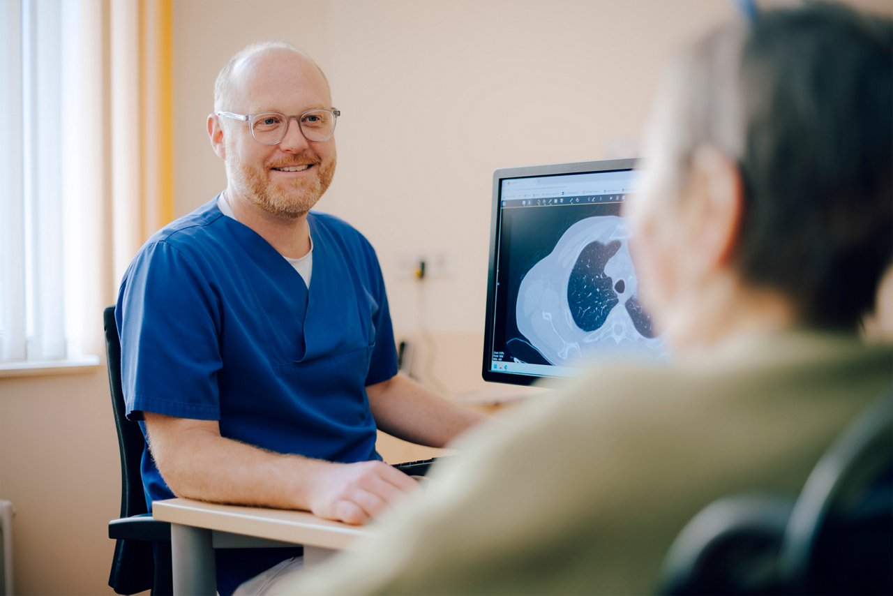 Chefarzt im Patientengespräch