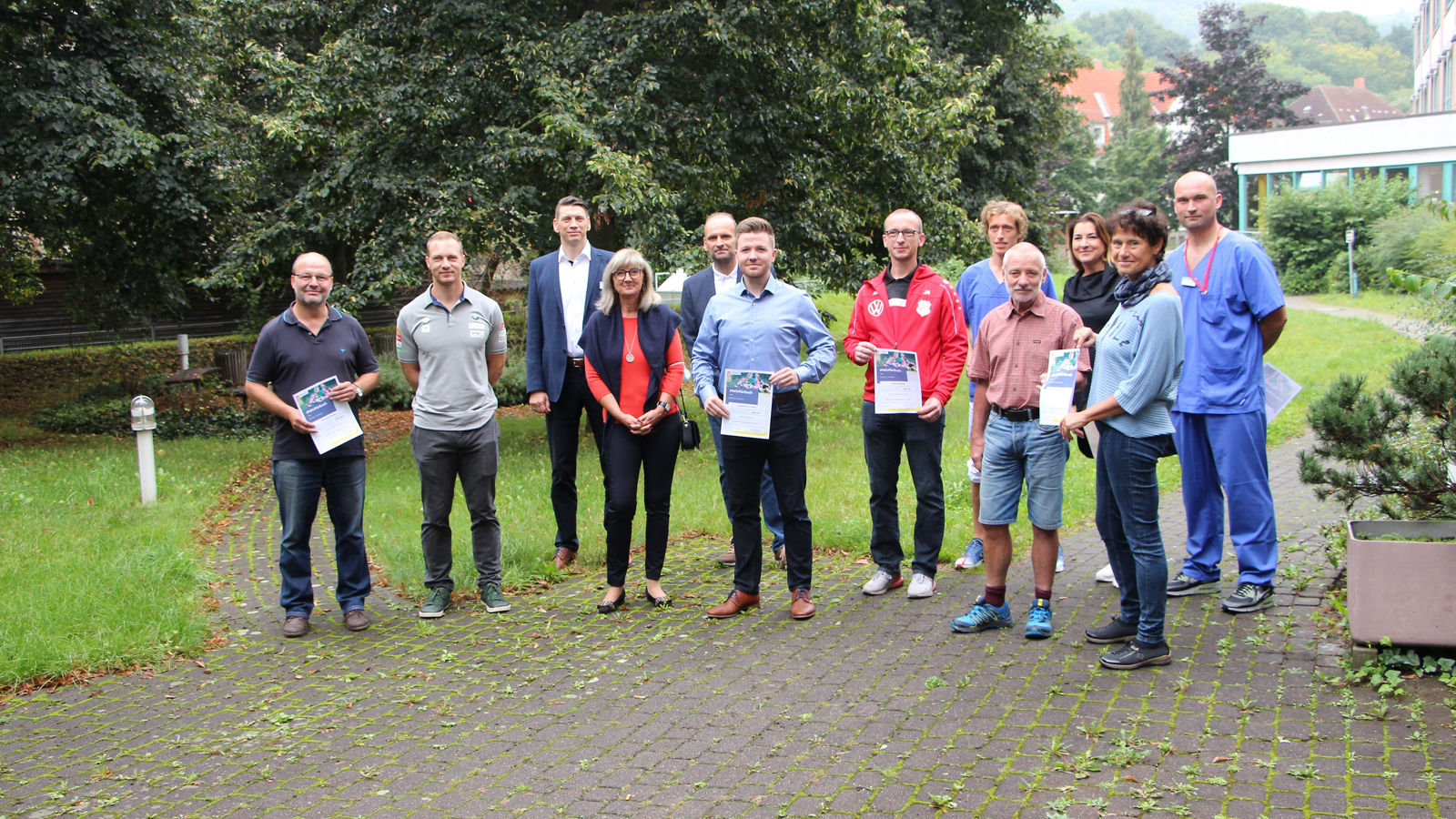 Mitarbeiter laufen für lokale Sportvereine