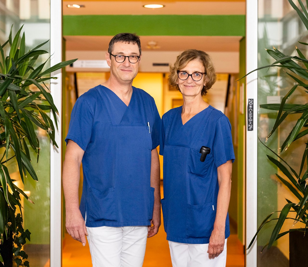 Wirbelsäulenchirurg und Schmerzmedizinerin