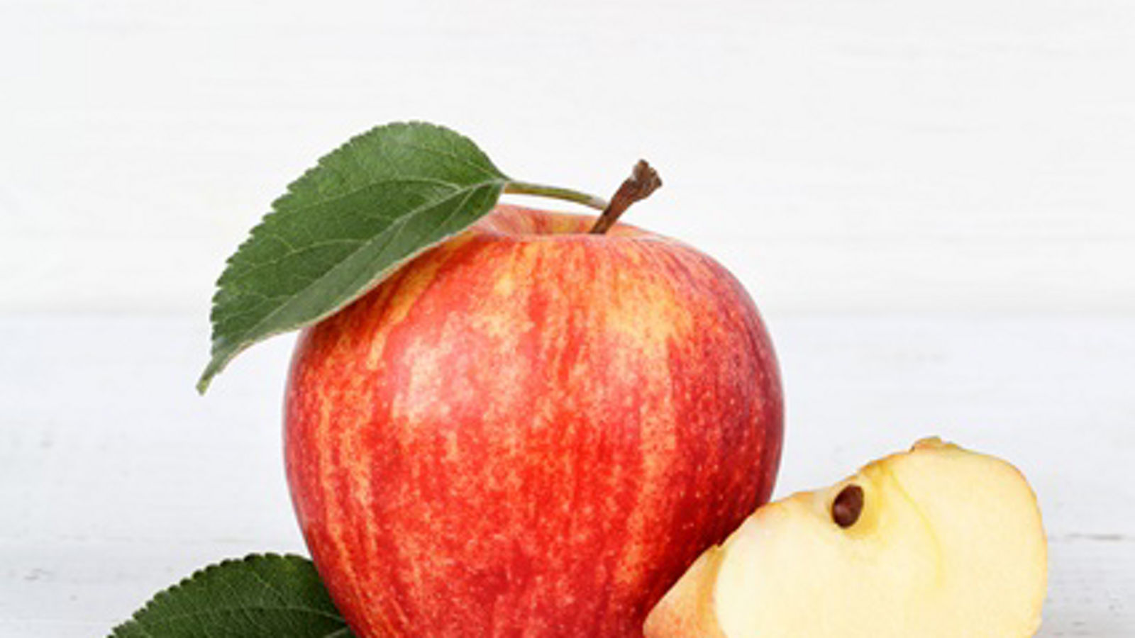 Apfel rot Obst Frucht Früchte Hochformat Textfreiraum auf Holzplatte