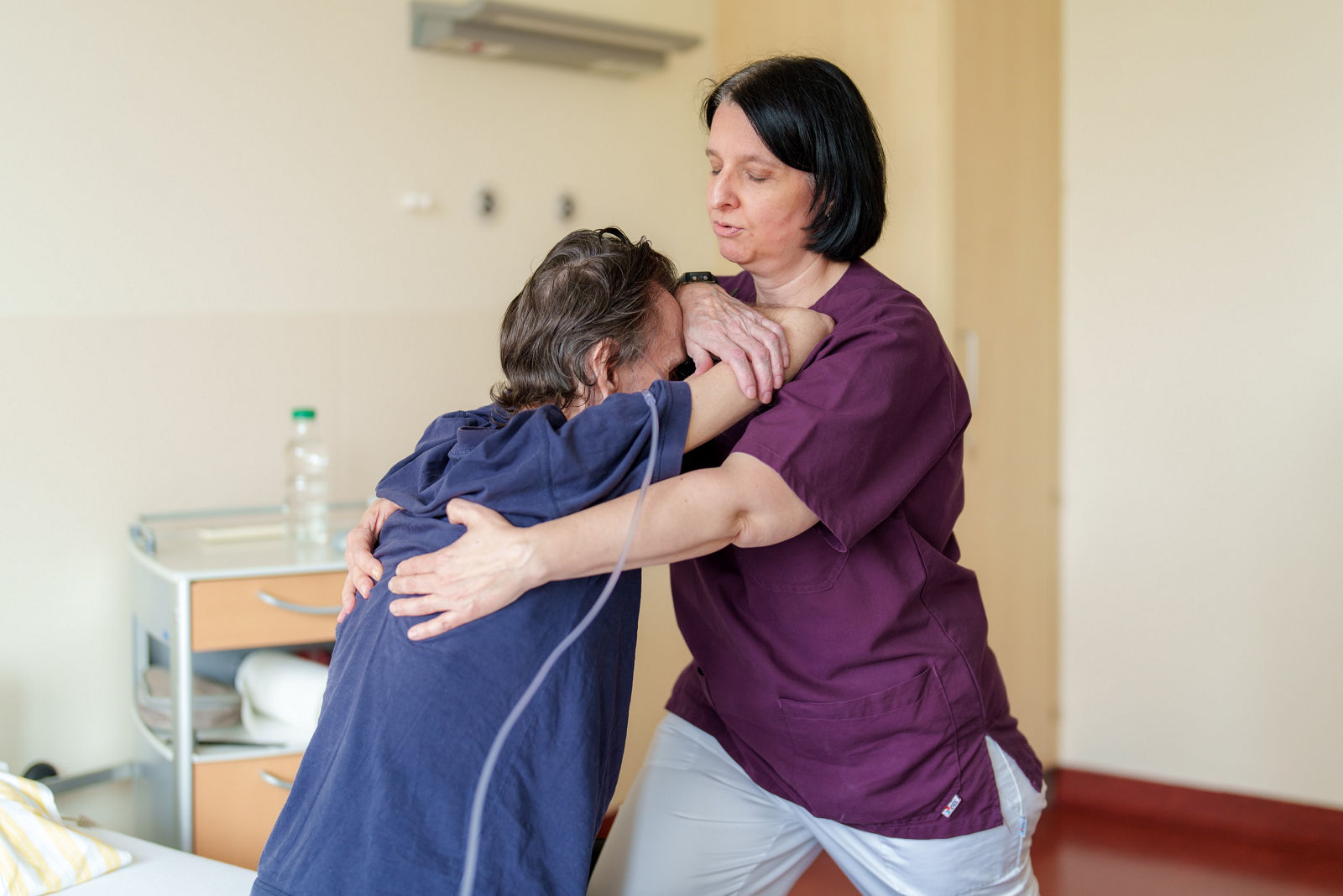 Physiotherapeutin übt mit Patienten