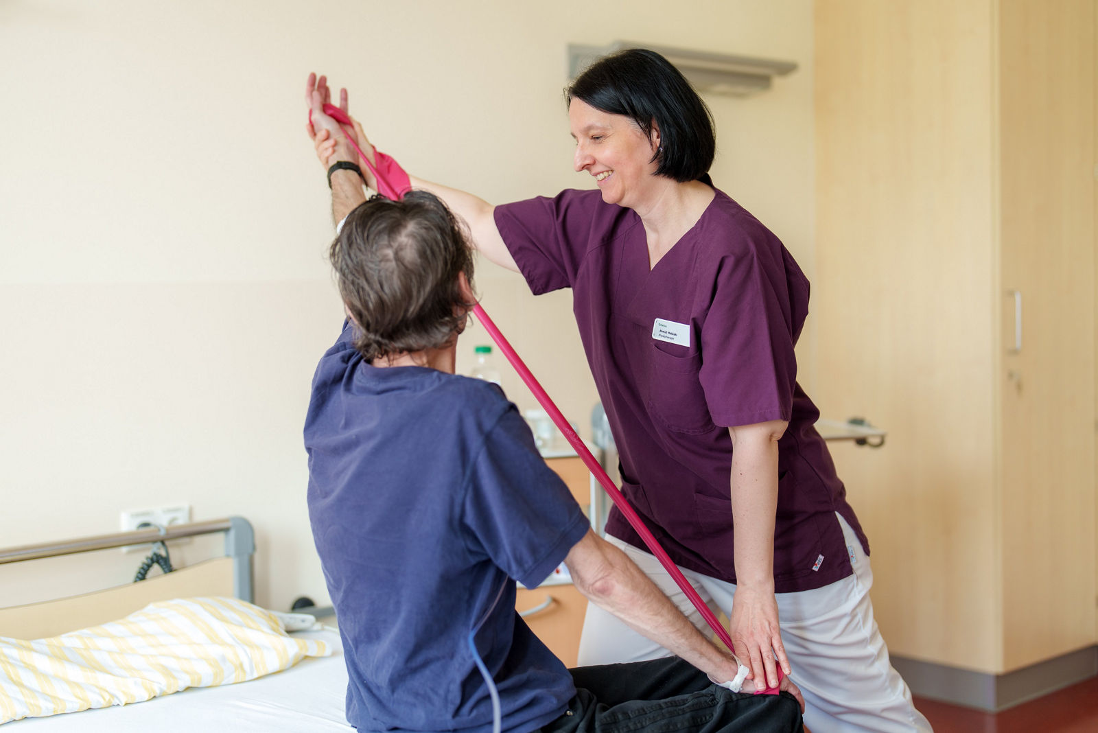 Physiotherapeutin übt mit Patienten