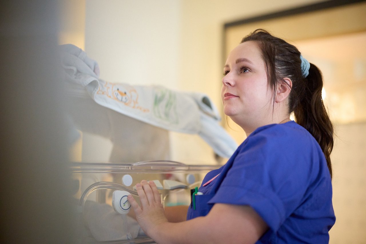 Pflegefachkraft auf der neonatologischen ITS