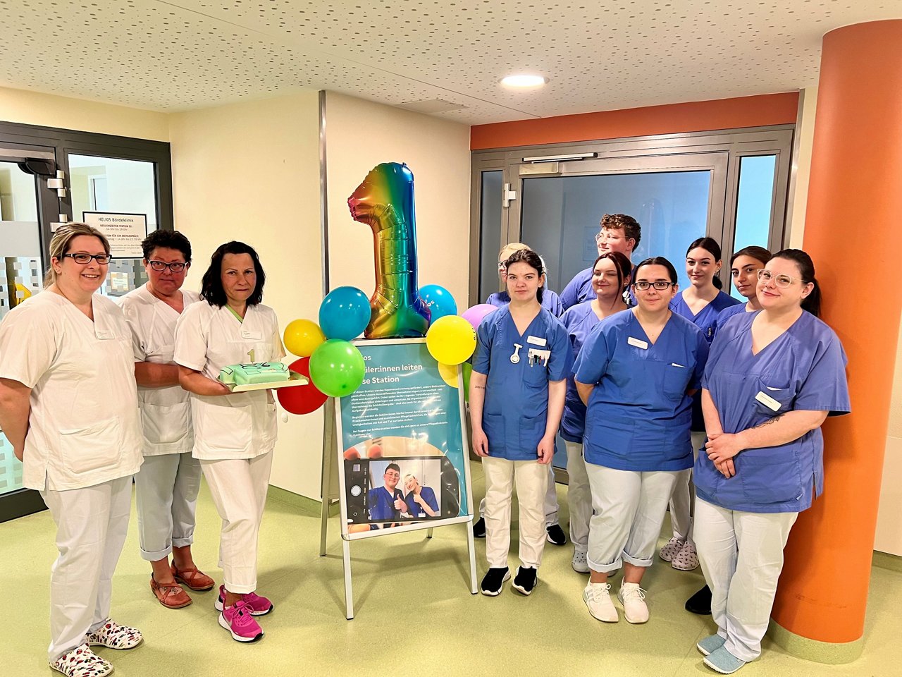 Mit Torte und Lufzballon wurde der Jubiläumstag der Schülerstation eingeleitet. 