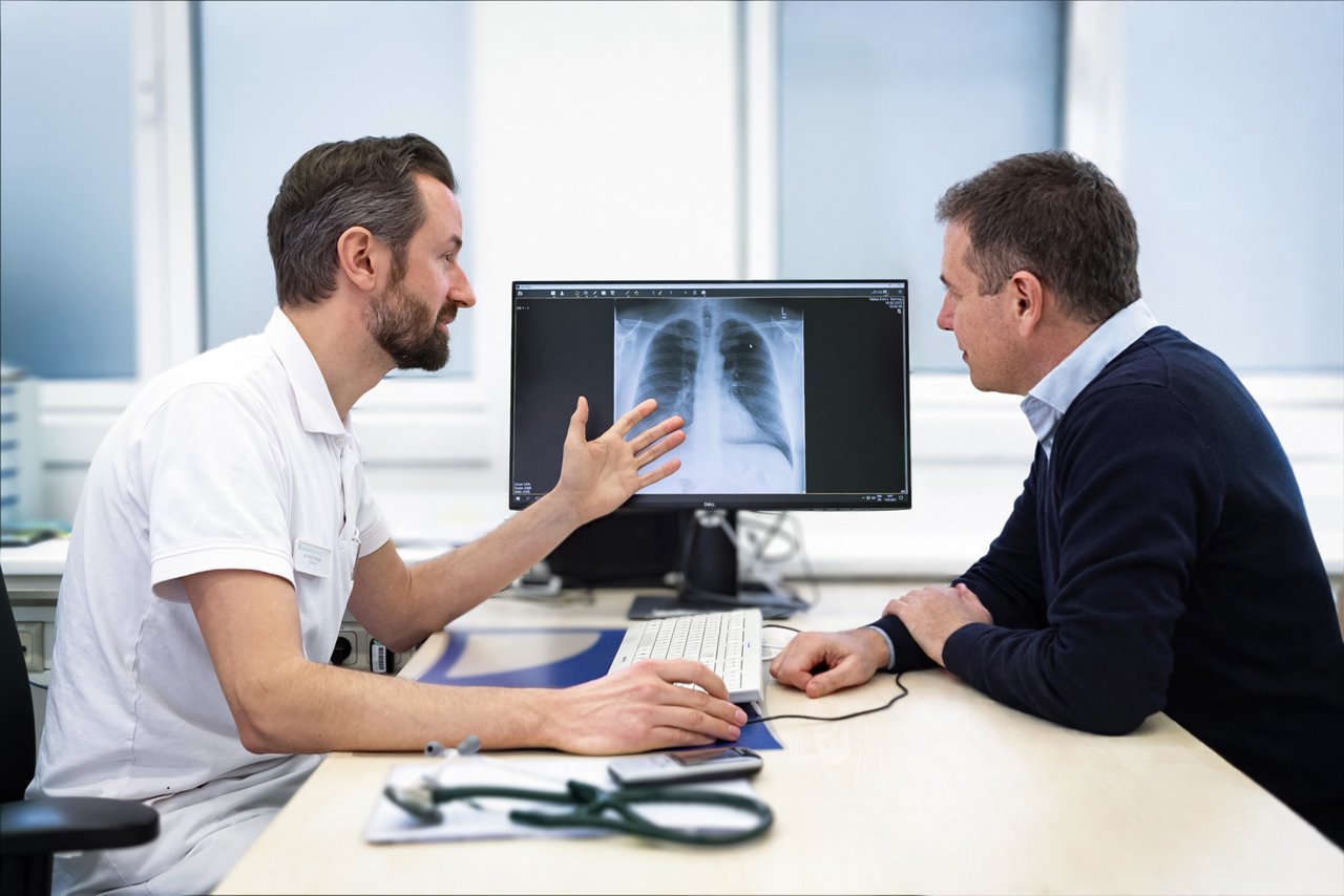 Arztgespräch im Dienstzimmer mit einem Patienten 
