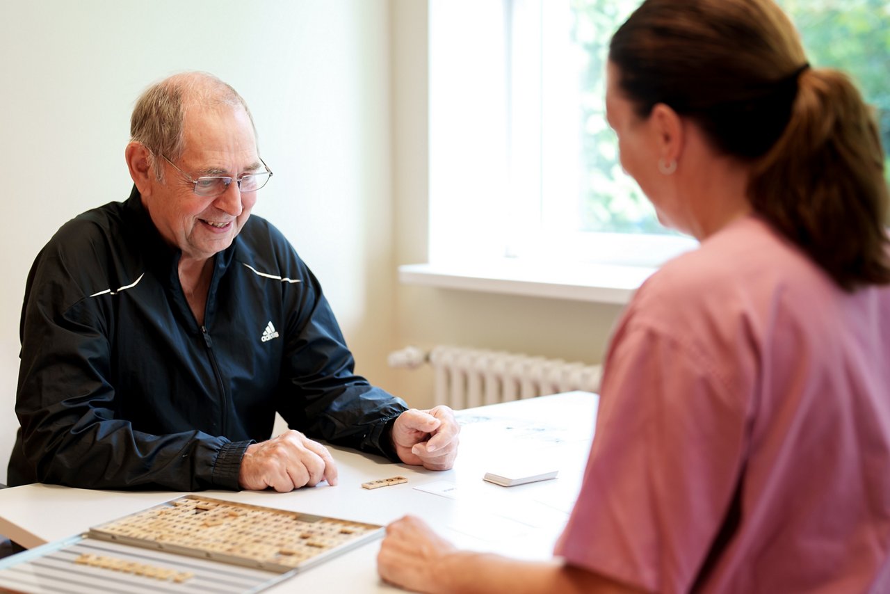 Therapiesitzung in der geriatrischen Abteilung 