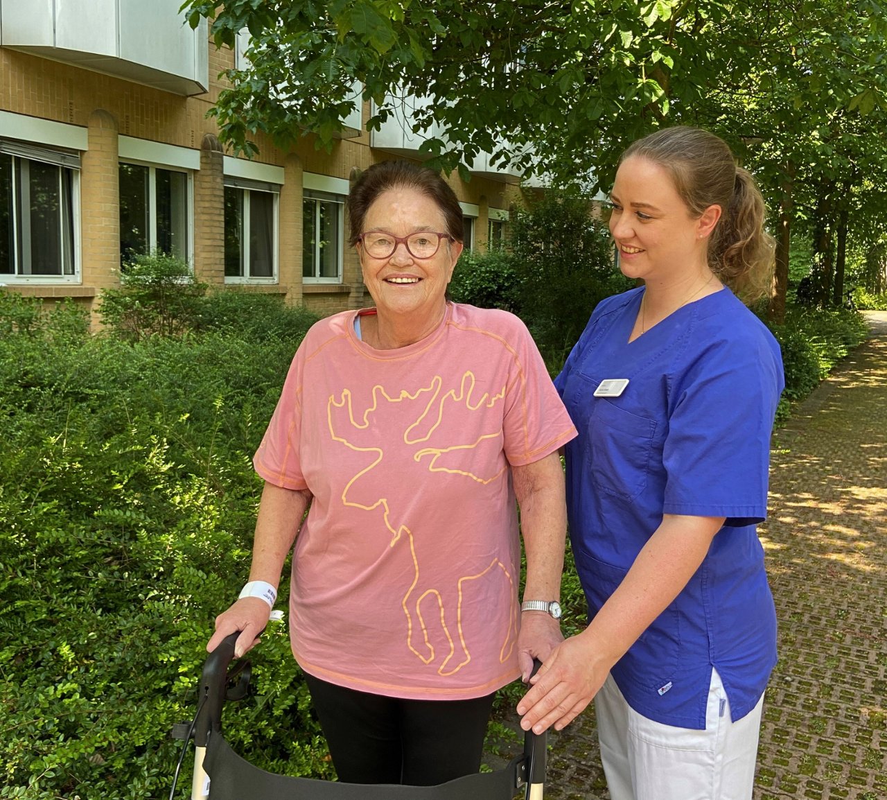 Geriatrie-Patientin mit Rollator