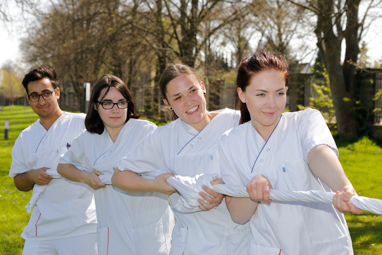 Pflege zieht an einem Seil