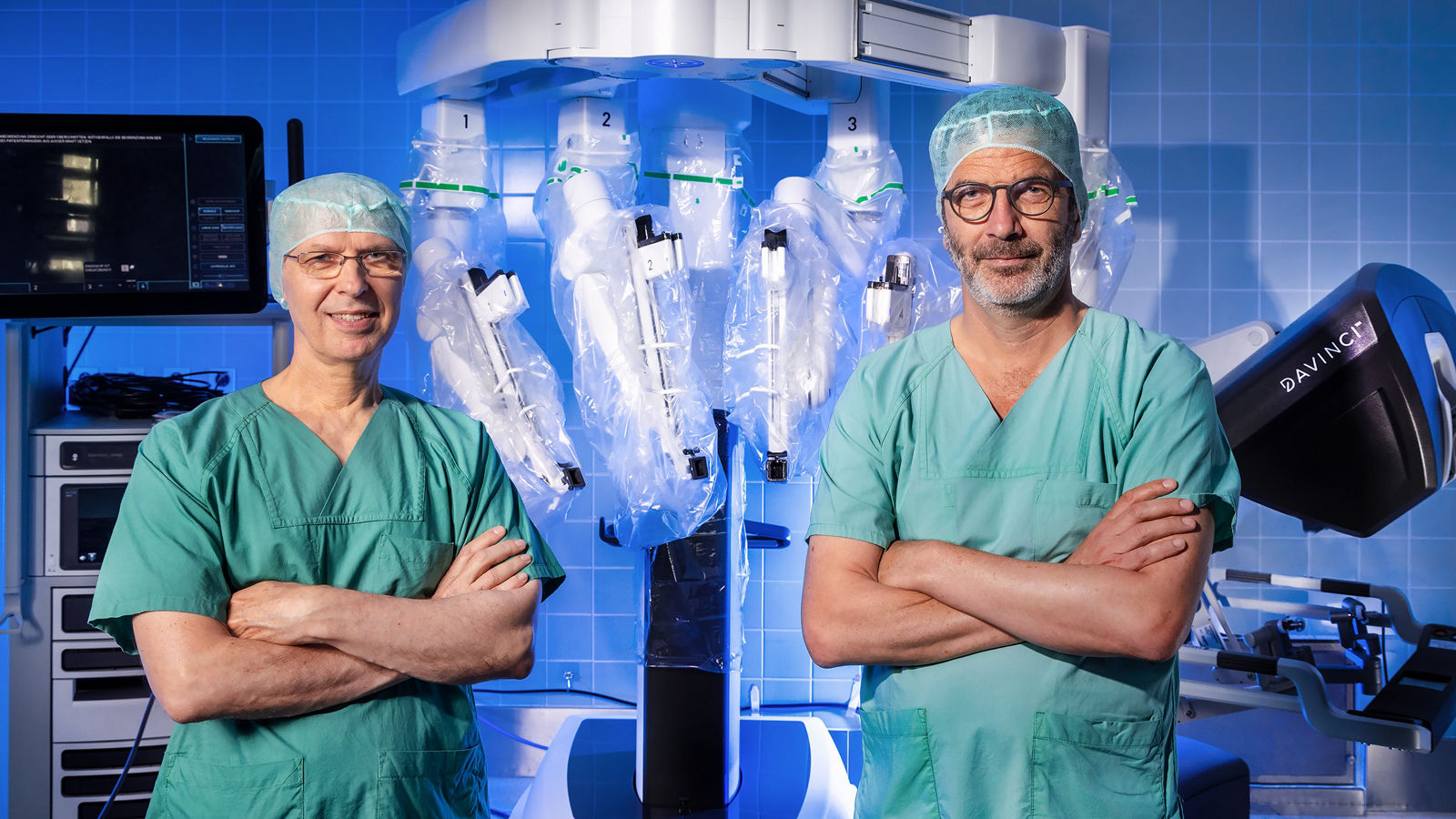 Chefärzte Prof. Dr. Joachim Pfannschmidt und Prof. Dr. Marc H. Jansen vor dem da Vinci Xi-Operationssystem