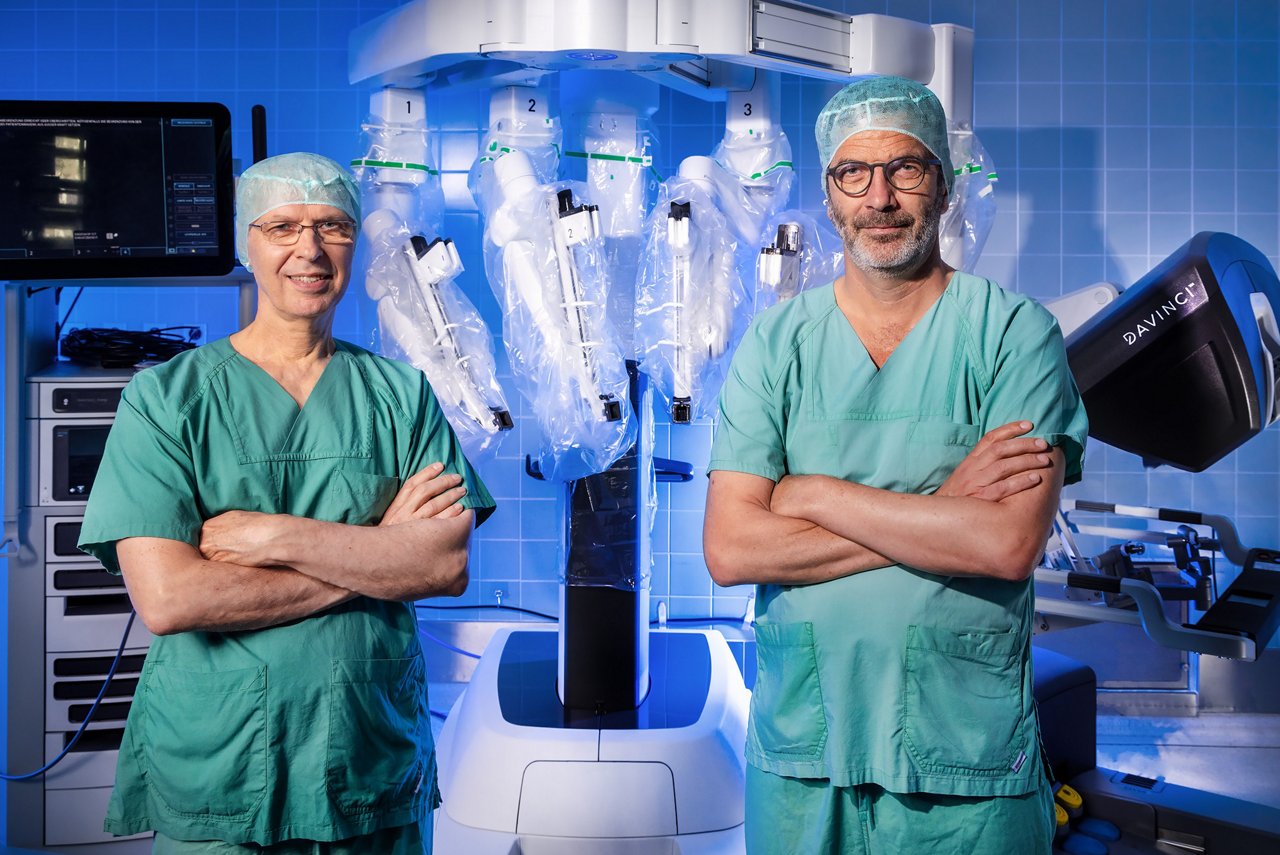 Chefärzte Prof. Dr. Joachim Pfannschmidt und Prof. Dr. Marc H. Jansen vor dem da Vinci Xi-Operationssystem
