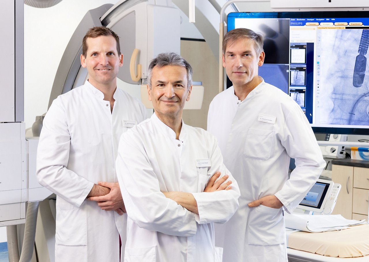 Chefarzt Prof. Dr. med. Cemil Özcelik mit Oberarzt Dr. med. F.lorian Pape (li.) und Ltd. Oberarzt Dr. med. Sebastian Schattke