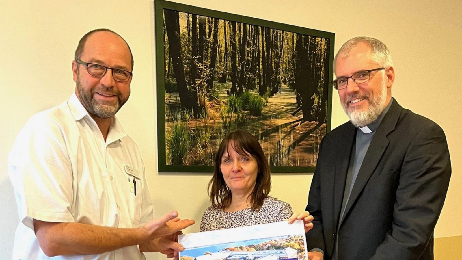 hel-hst-webseite-vierter-frauenflohmarkt-scheckuebergabe - 1