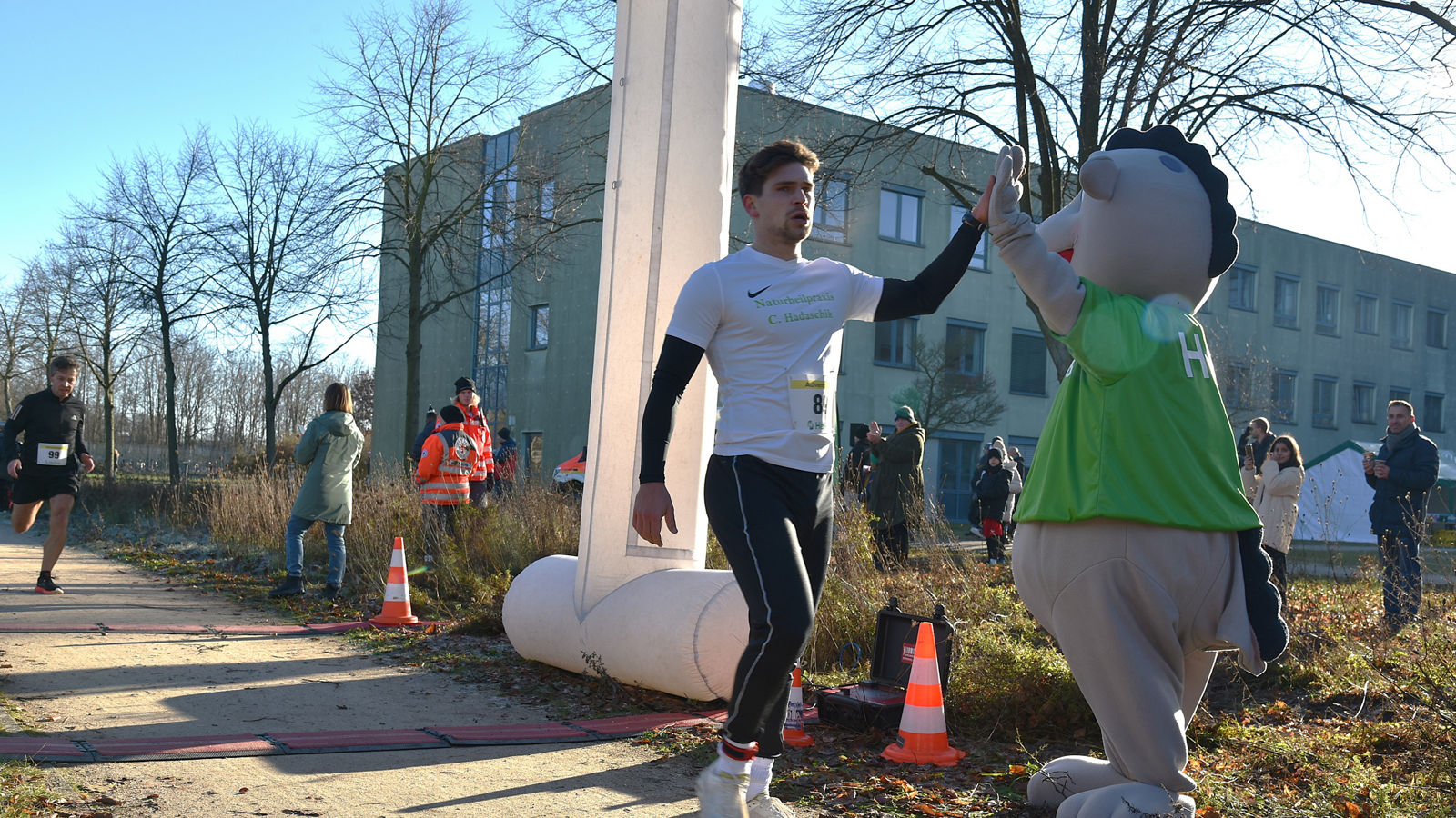 156 Teilnehmerinnen und Teilnehmer beim Helios Adventslauf:  Sport und Spaß für den guten Zweck