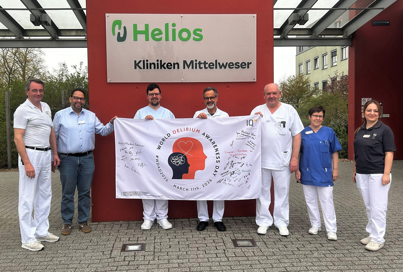 Eine Flagge auf Reisen: Helios Kliniken Mittelweser setzen Zeichen für transparente Aufklärung zum Thema Delir