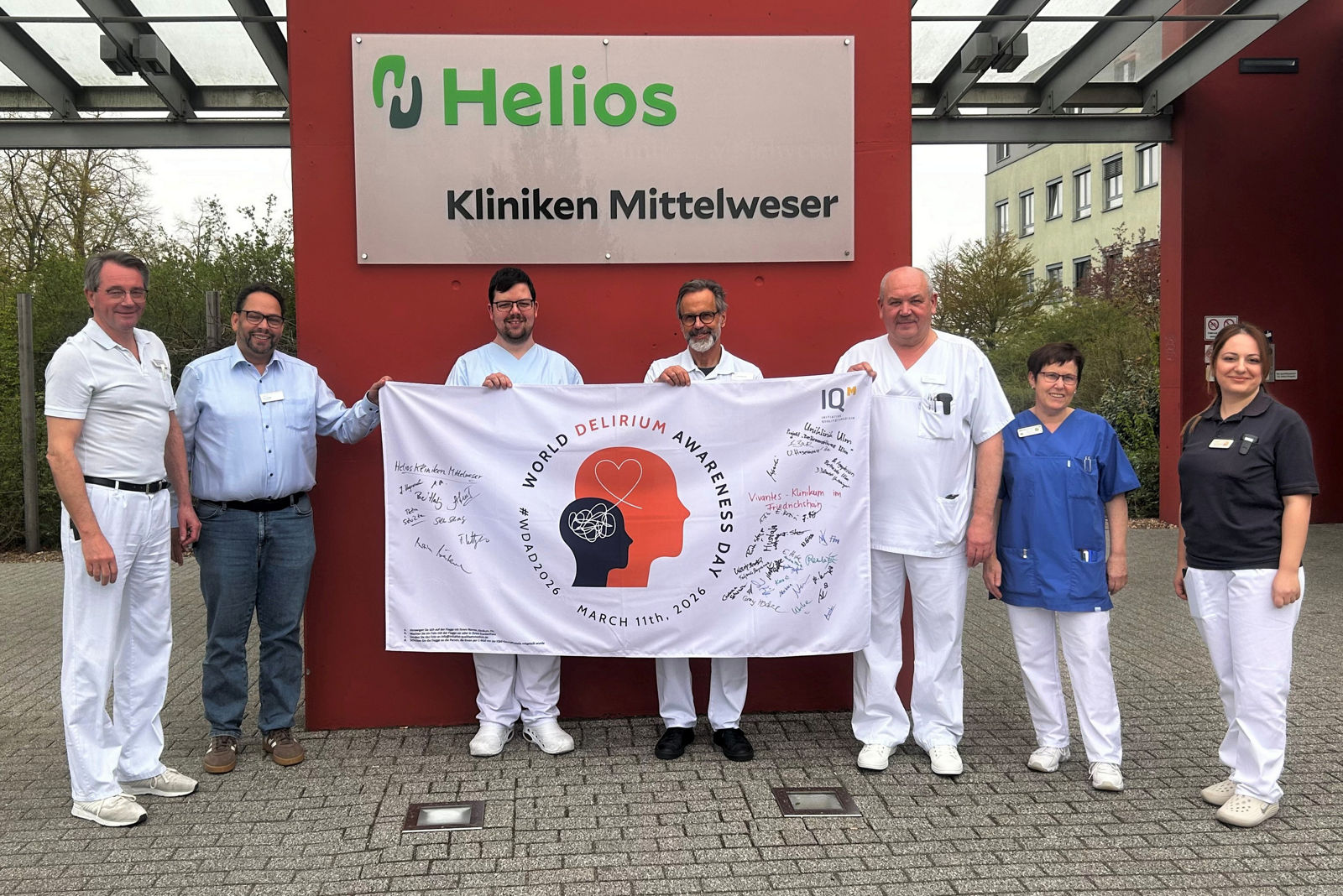 Eine Flagge auf Reisen: Helios Kliniken Mittelweser setzen Zeichen für transparente Aufklärung zum Thema Delir