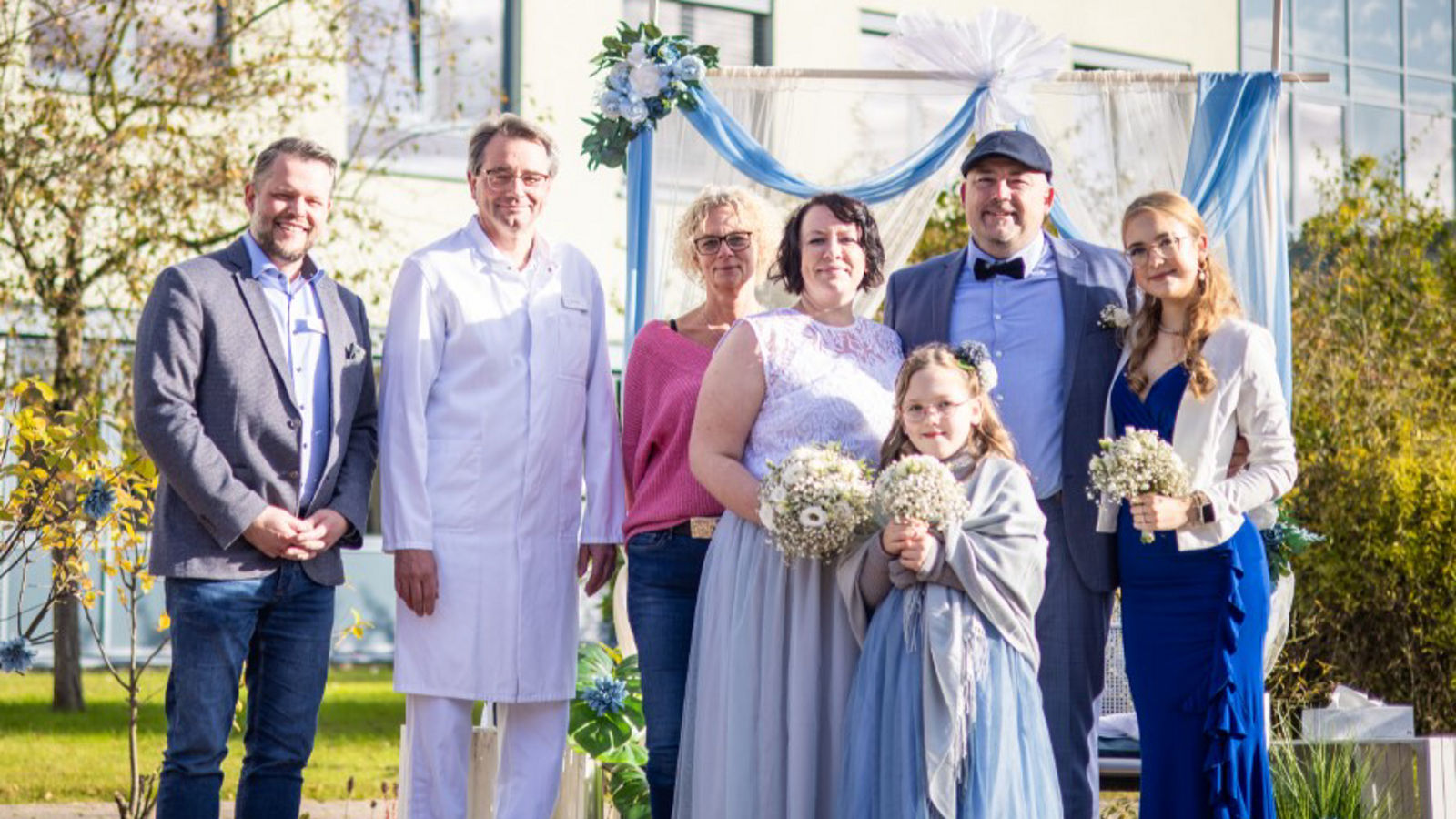 Hochzeit Krankenhaus Gruppenbild mit Klinikleitung