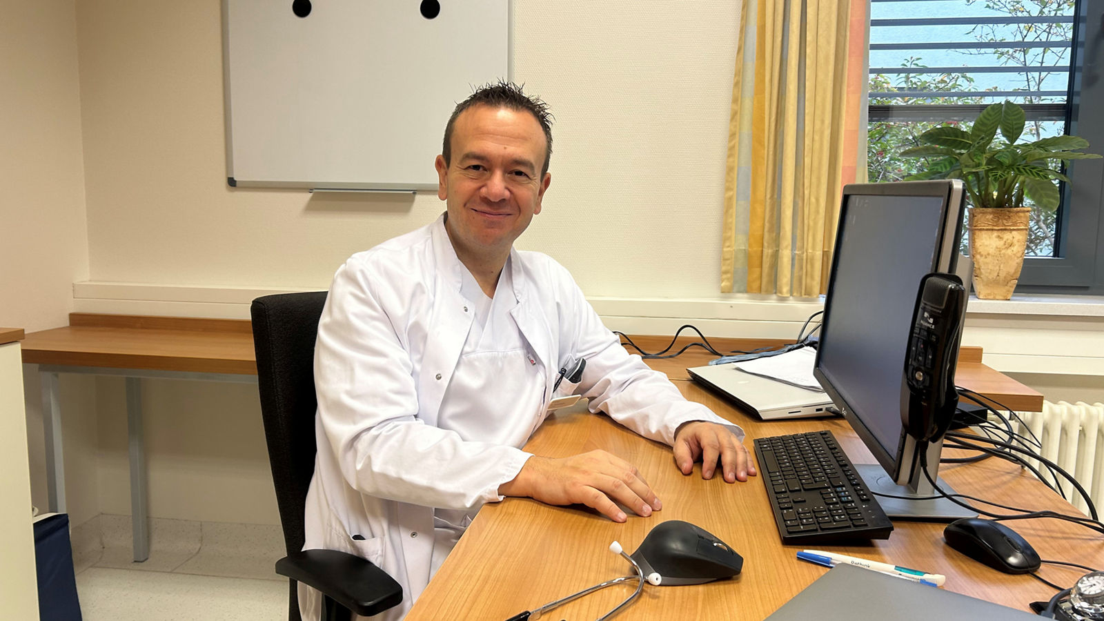 Kirmanoglou an seinem Schreibtisch