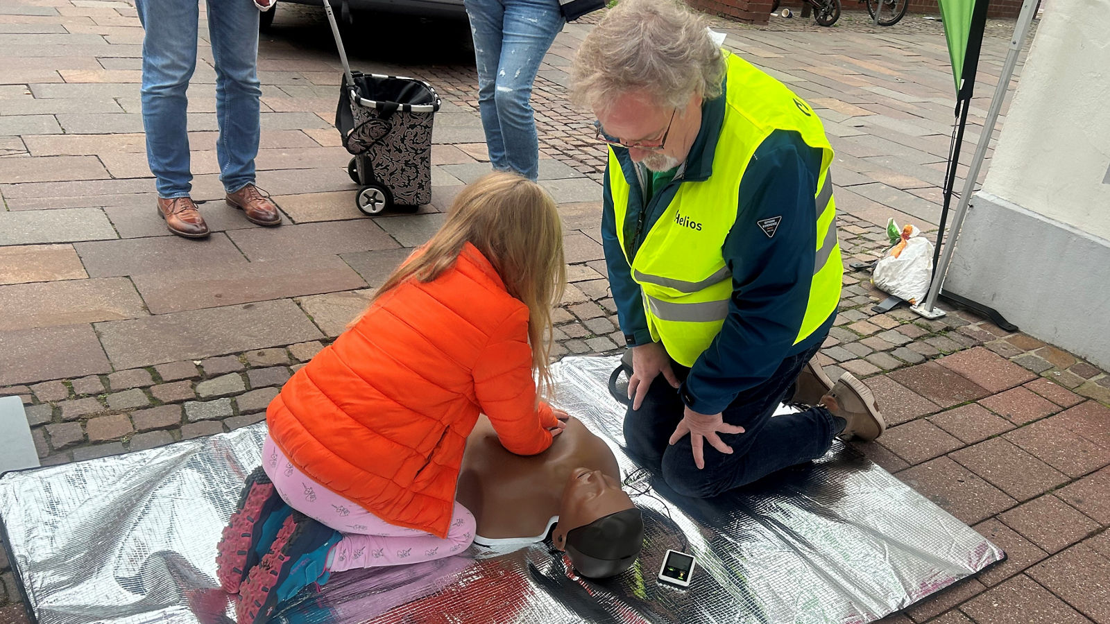 Jeder kann Leben retten: Erfolgreiche Aktion auf dem Nienburger Wochenmarkt