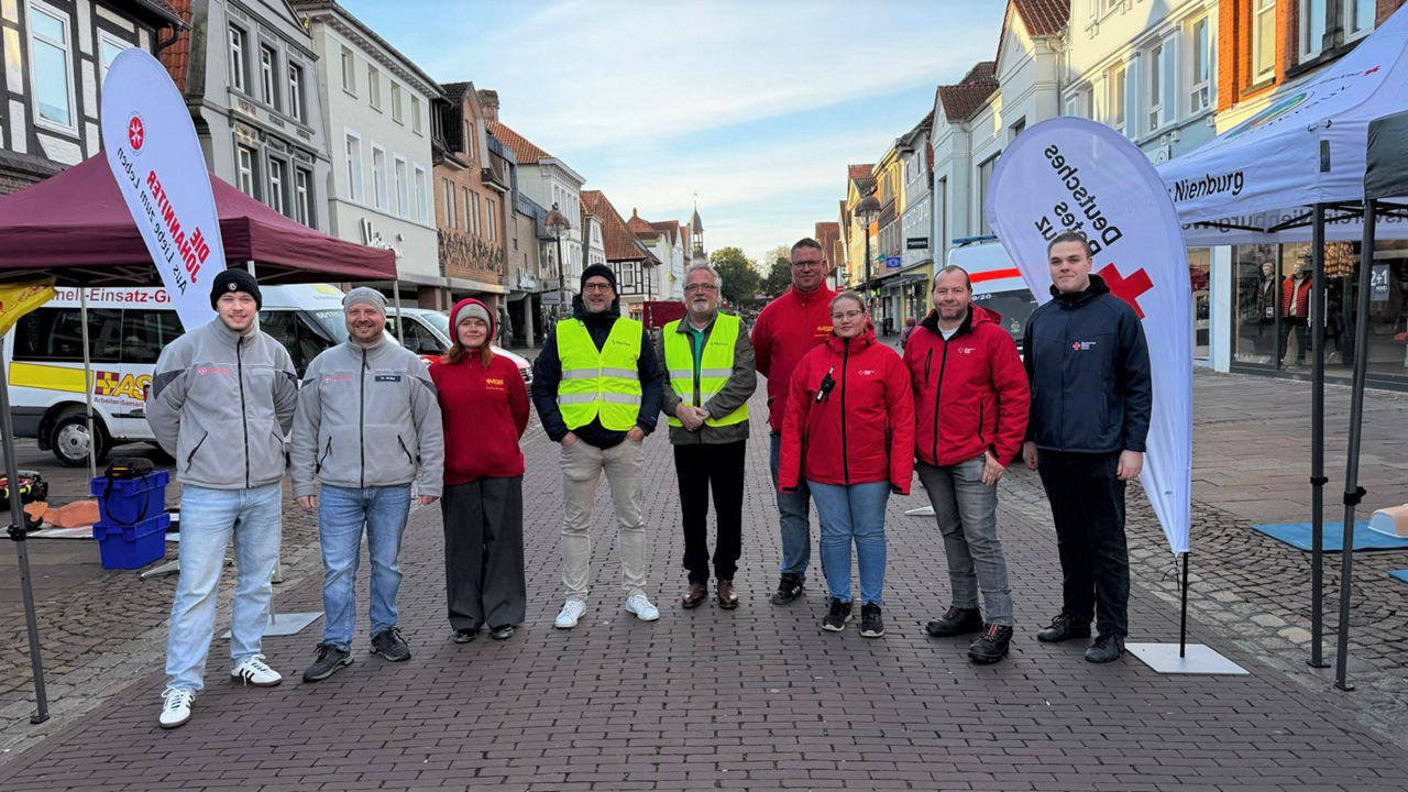 Premiere zum World Restart a Heart Day  auf dem Nienburger Wochenmarkt