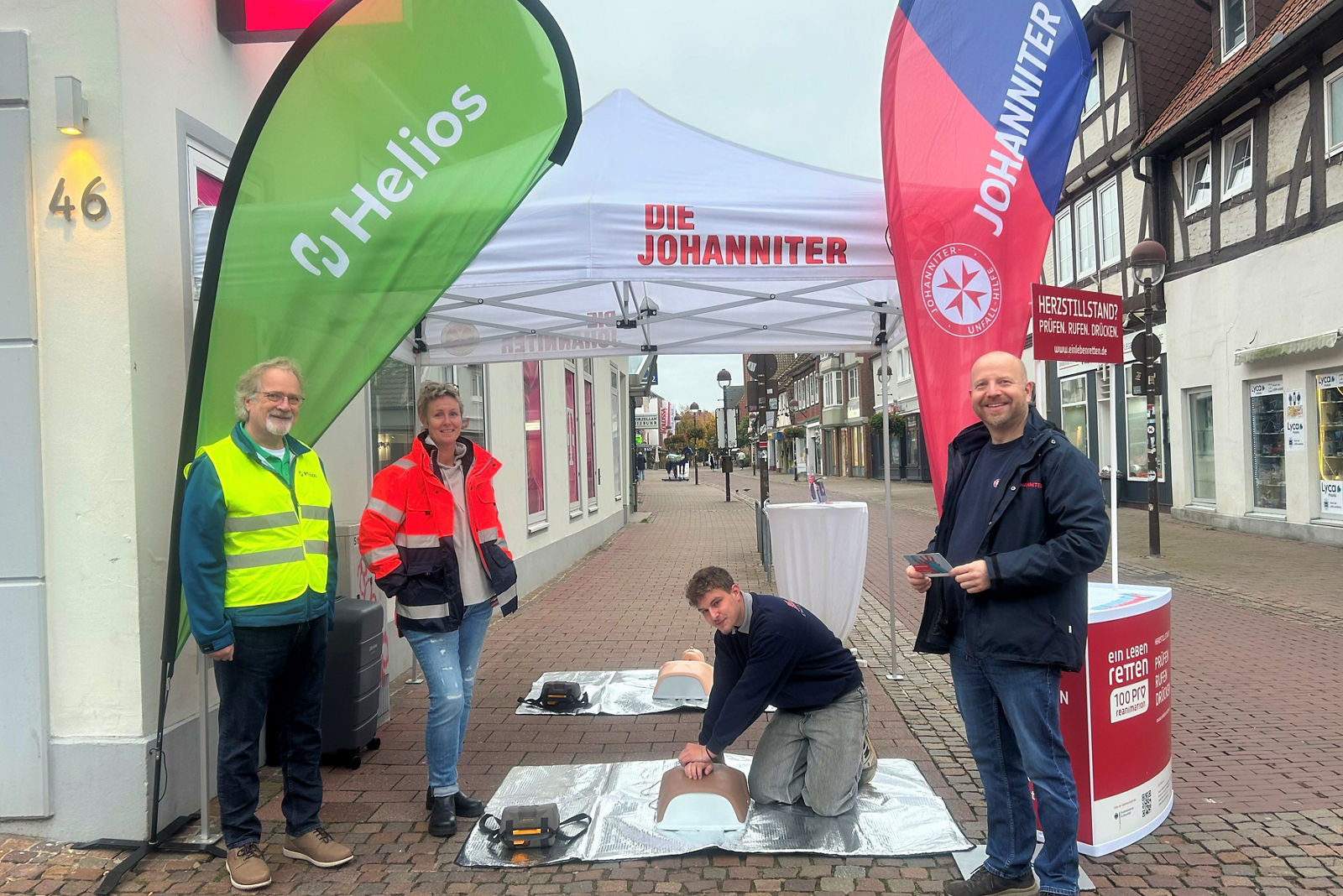 Jeder kann Leben retten: Erfolgreiche Aktion auf dem Nienburger Wochenmarkt