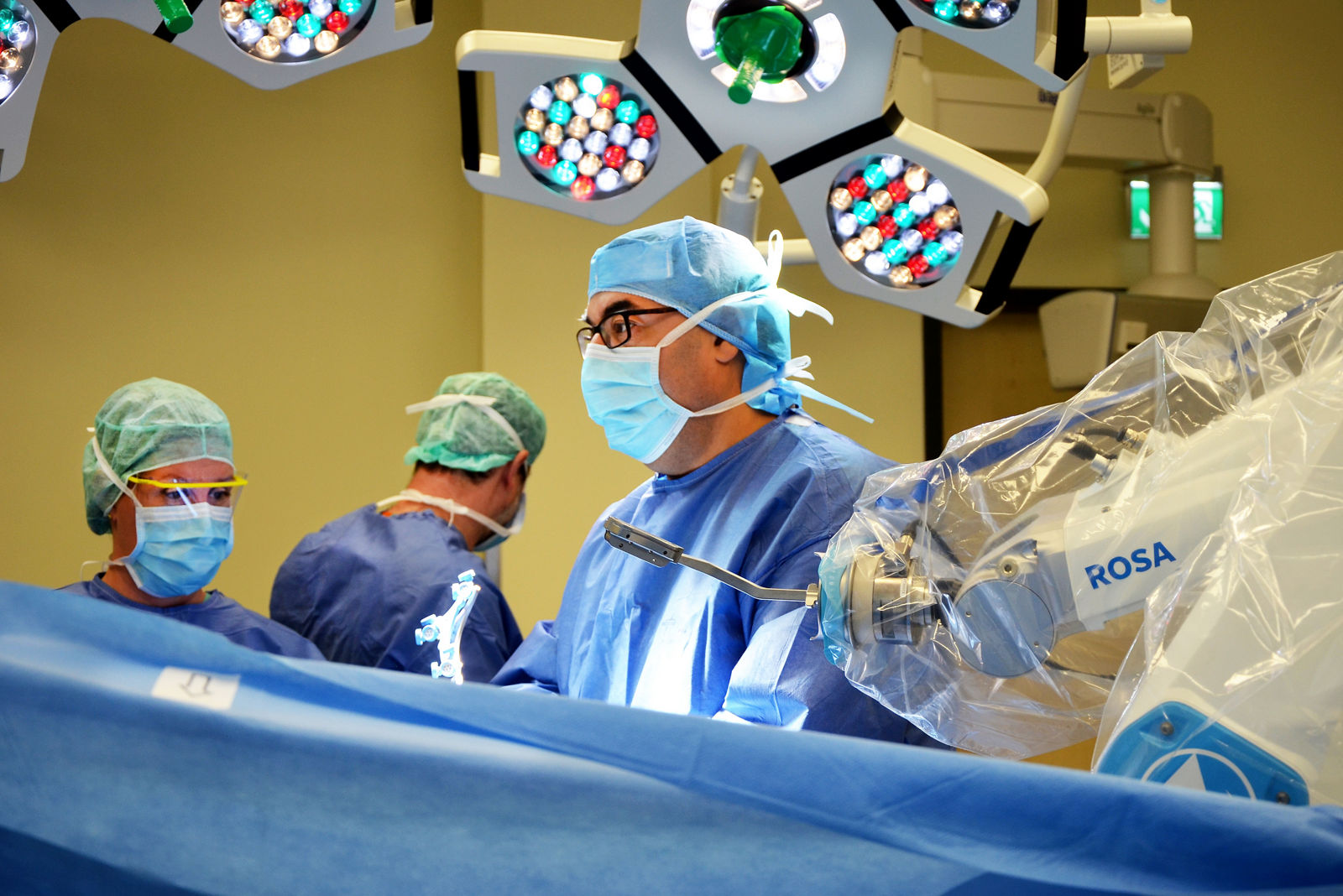 Roboter „ROSA“ ist führend in der Knieendoprothetik – Investition in Präzision und Sicherheit im Helios Klinikum Schwelm 