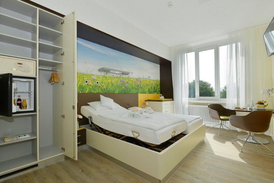 Die modernen Familienzimmer der Helios Landesfrauenklinik Wuppertal bieten Platz für die ganze Familie.