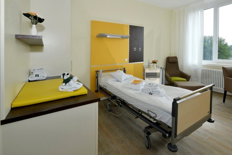 Die modernen Familienzimmer der Helios Landesfrauenklinik Wuppertal bieten Platz für die ganze Familie.