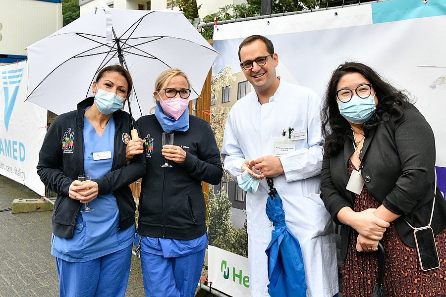 Fröhliche Gesichter bei der Grundsteinlegung des Neubaus am Campus Barmen im Oktober 2021