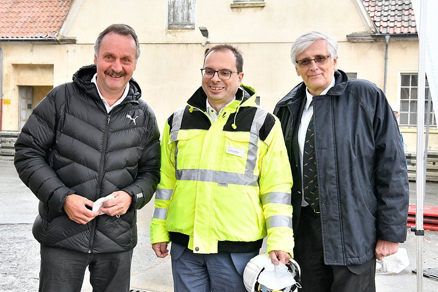 Klinikgeschäftsführer Dr. Holger Raphael (Mitte) begrüßt die Gäste bei der Grundsteinlegung des Neubaus am Campus Barmen im Oktober 2021.