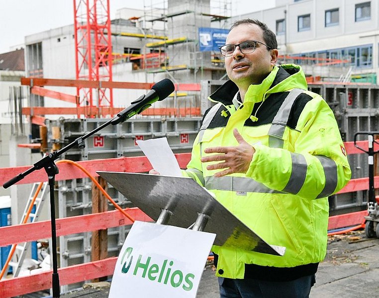 Klinikgeschäftsführer Dr. Holger Raphael hält eine Rede bei der Grundsteinlegung des Neubaus am Campus Barmen im Oktober 2021