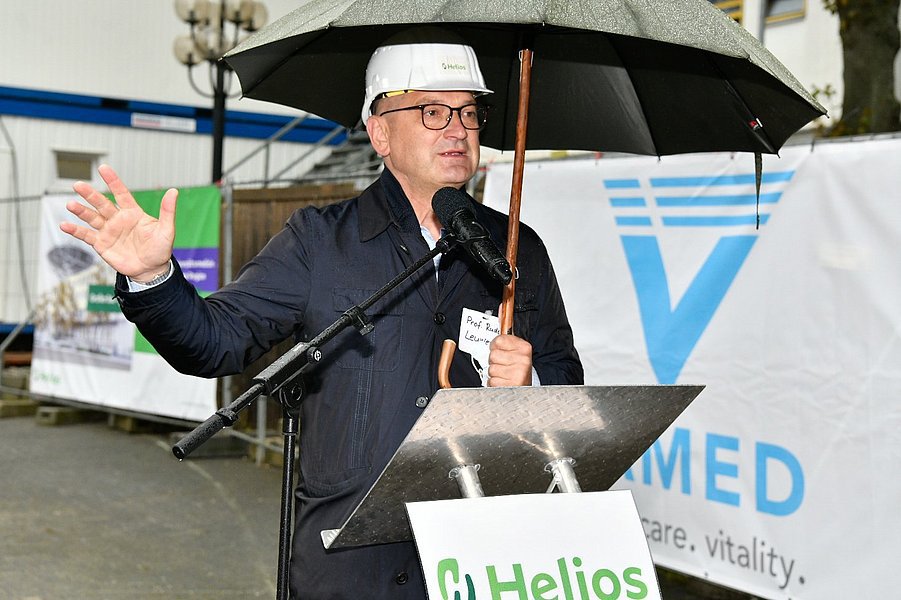 Regionalgeschäftsführer Prof. Rudolf Leuwer hält eine Rede bei der Grundsteinlegung des Neubaus am Campus Barmen im Oktober 2021